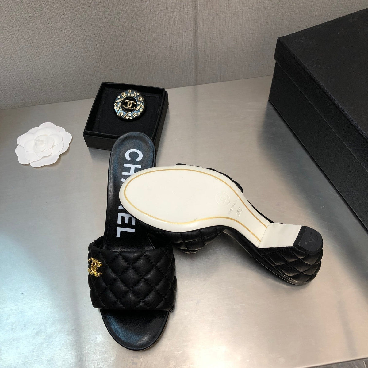 DIAMOND-QUILTED 6 CM SANDALS IN BLACK LAMBSKIN