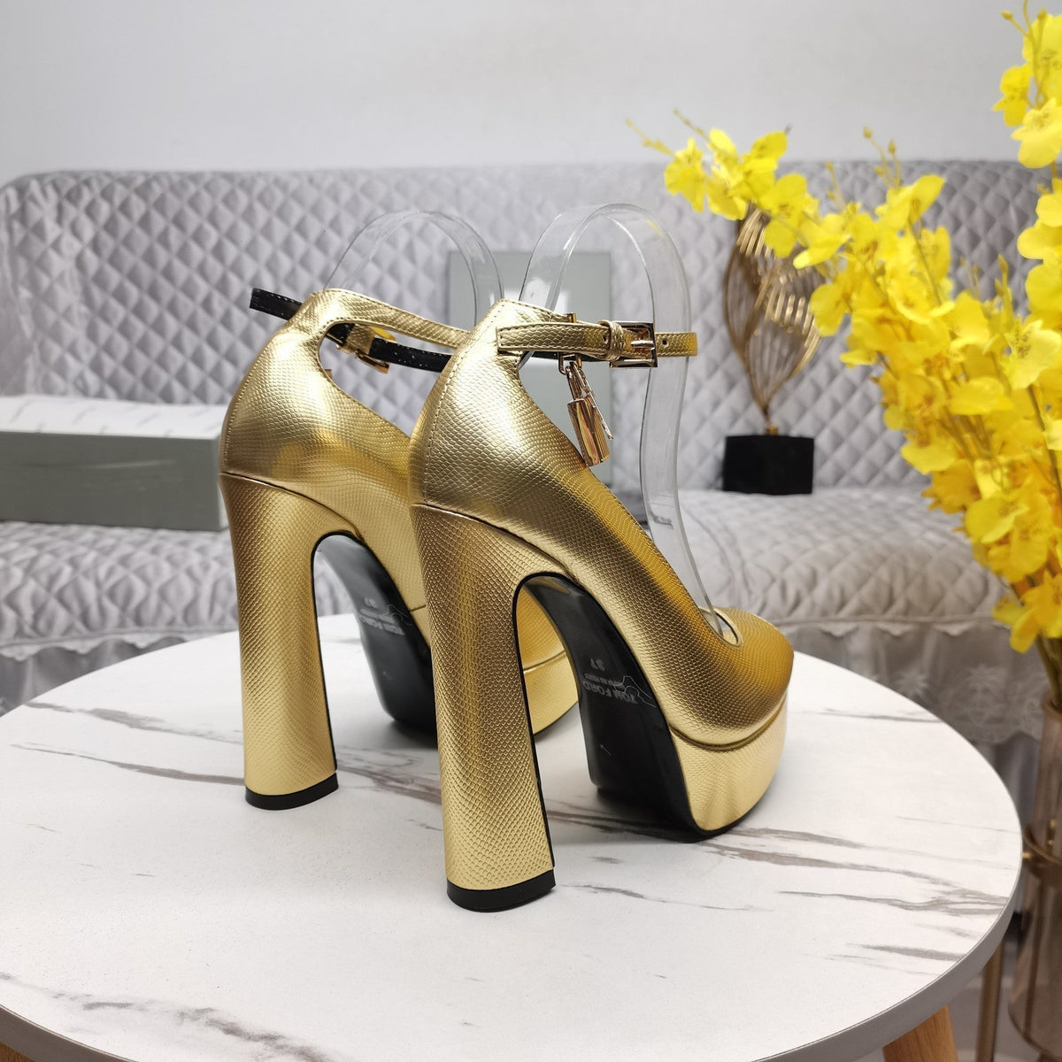PADLOCK PLATFORM PEEP TOE PUMP 14 CM IN GOLD GRAINED CALFSKIN