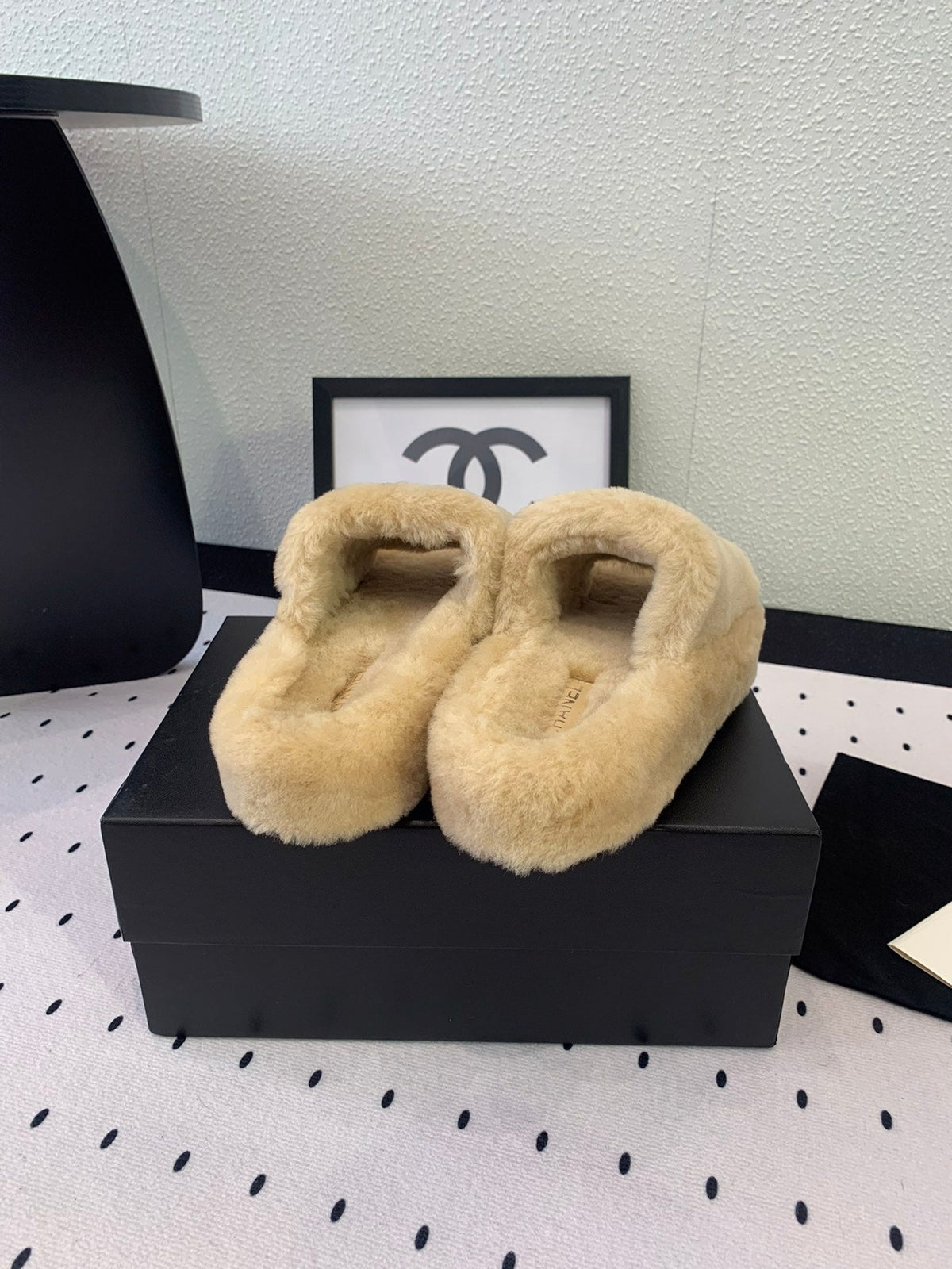 THICK-SOLED SLIPPERS IN BEIGE CREAM SHEEP WOOL