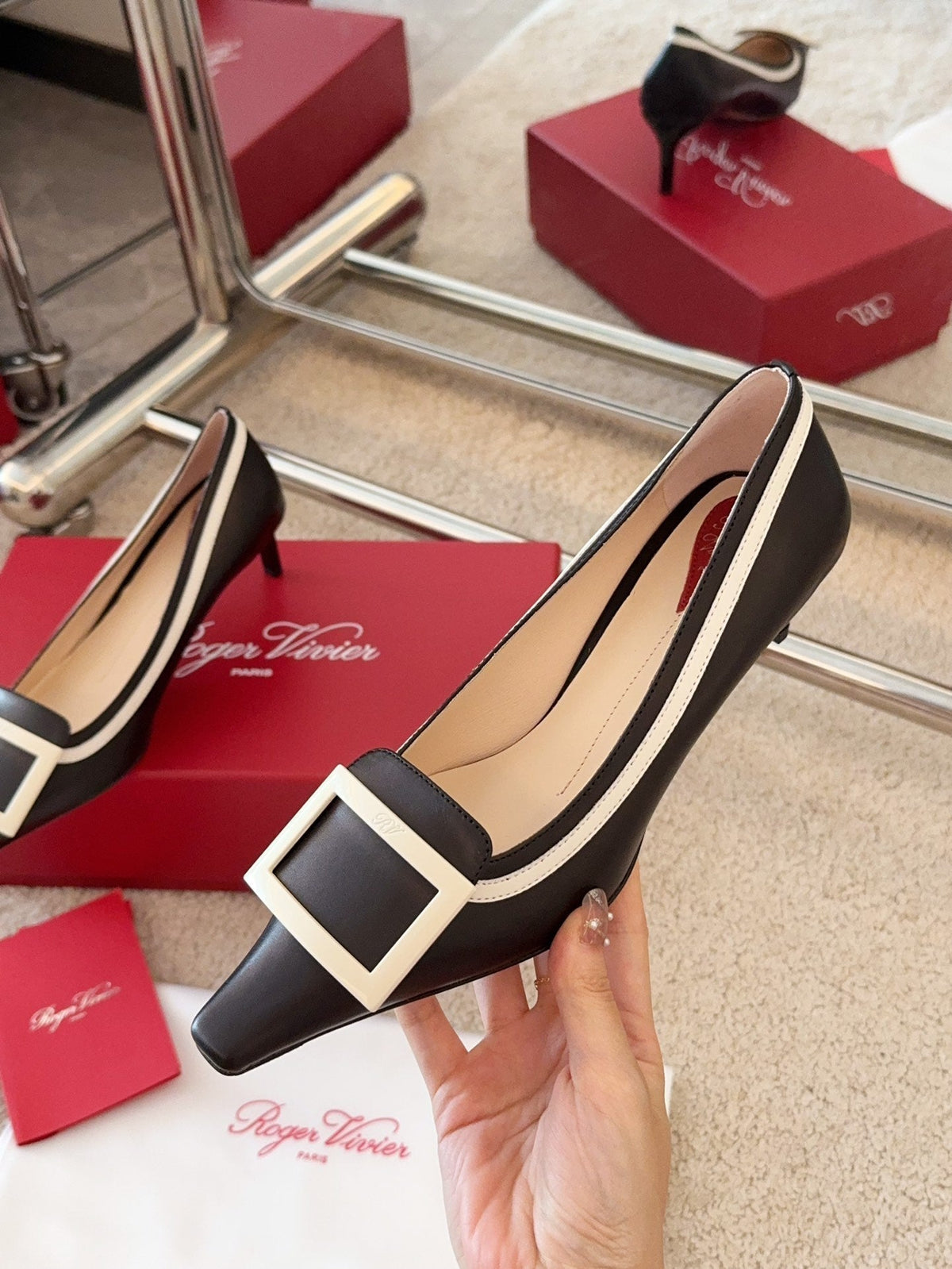 VIV’ CANARD PUMPS IN BLACK SHINY CALFSKIN