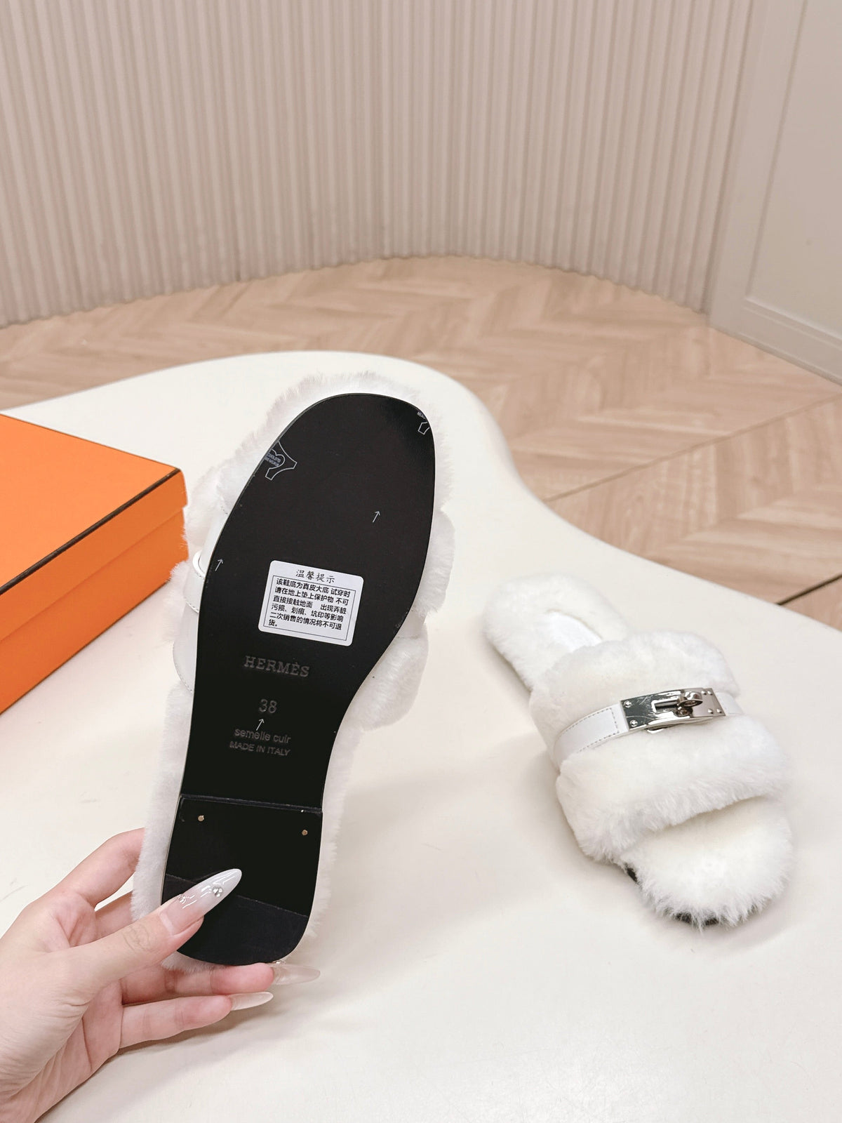HM 25S ORAN SANDAL IN WHITE SHEARLING WITH SILVER HARDWARE