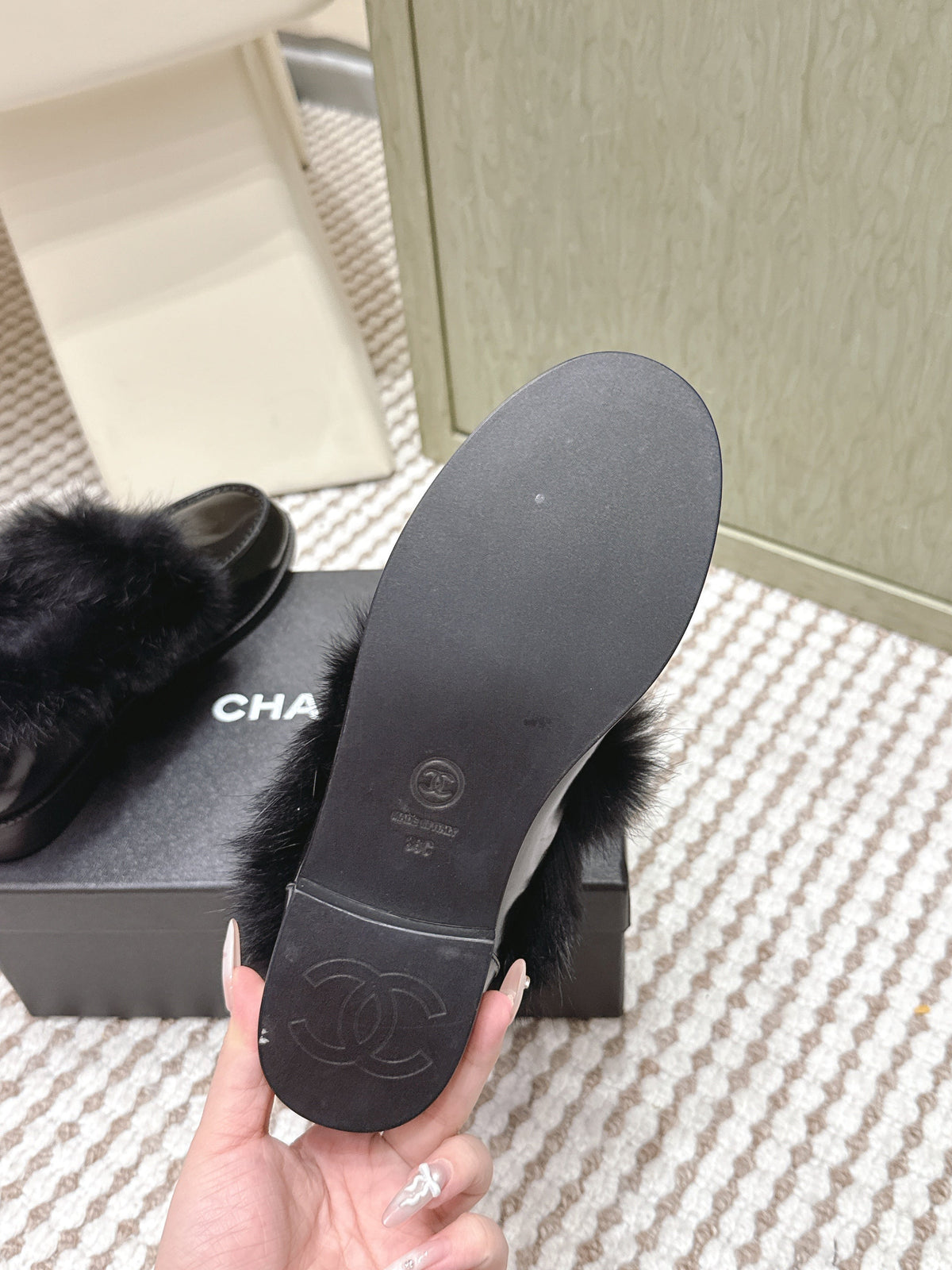 CHANEL 25S LOAFERS MOCCASIN IN BLACK GLOSSY CALFSKIN WITH MINK FUR LINING