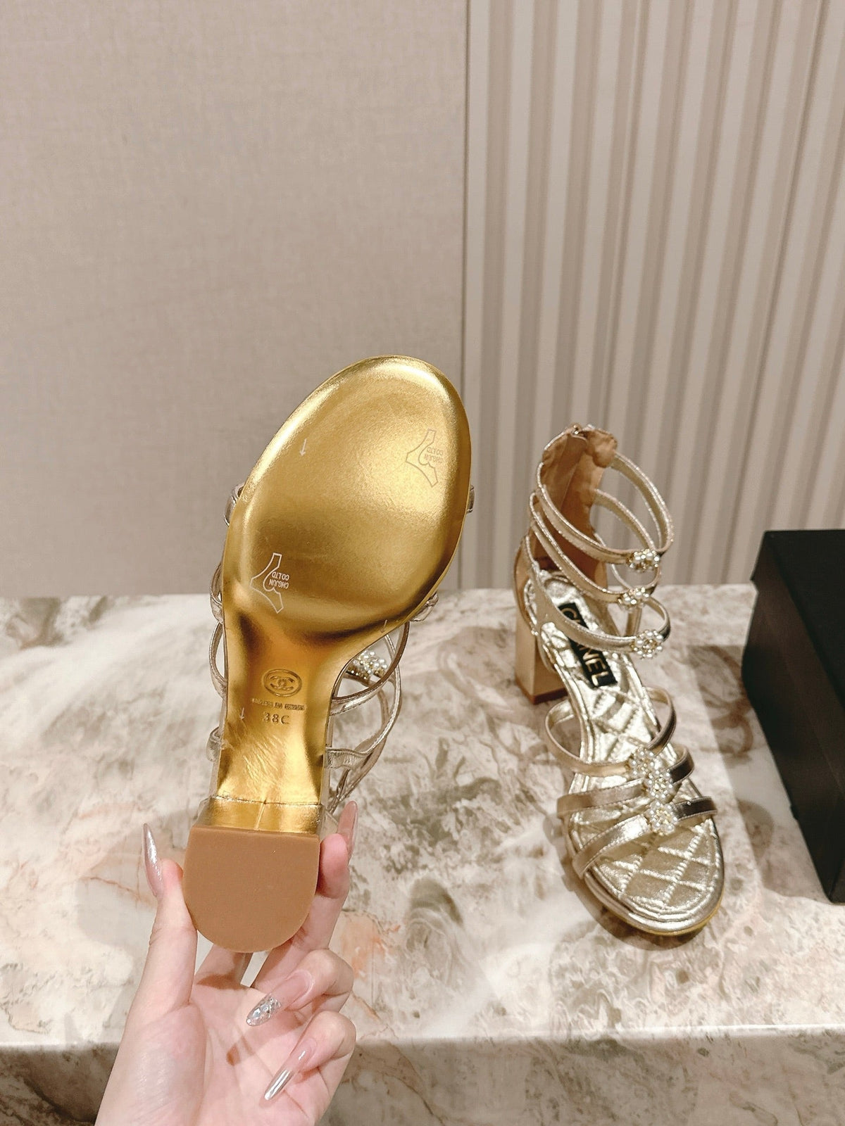 CC HIGH SANDAL 25S IN GOLD LAMBSKIN PEARL FLOWERS