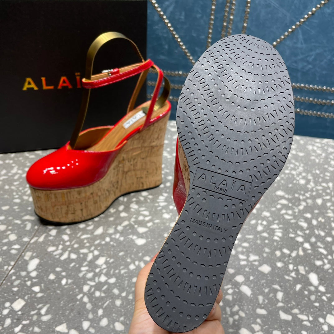ALAIA WEDGE PUMP 15 CM IN CHERRY RED LAMBSKIN AND BEIGE RUBBER