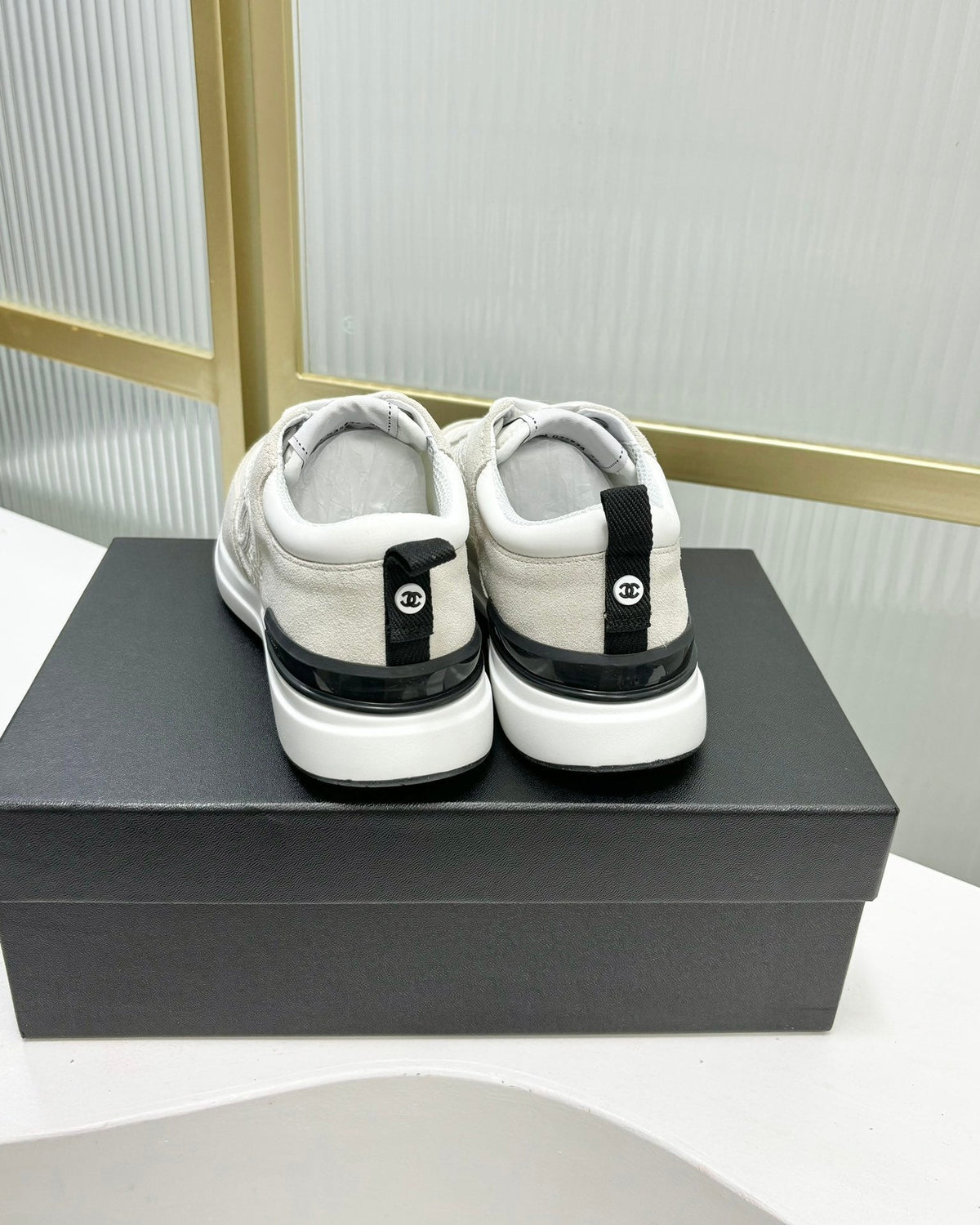 SNEAKER IN GREY SUEDE AND WHITE BREATHABLE MESH