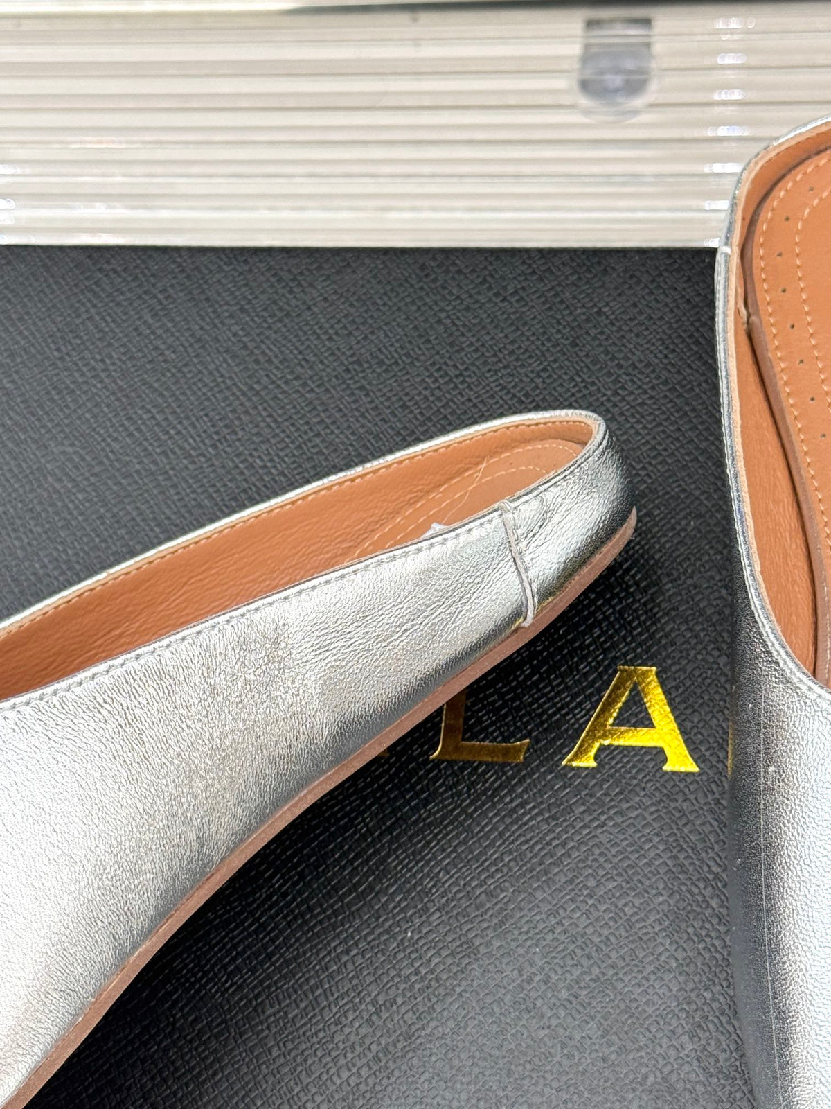 ALAIA FLAT MULE IN SILVER LAMBSKIN
