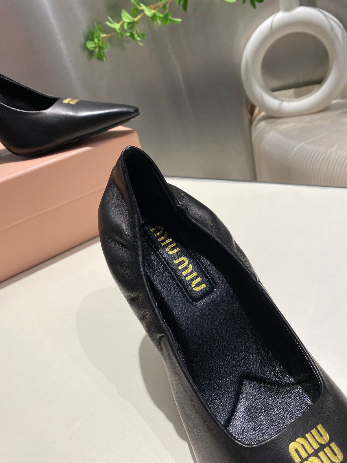 POINTED-TOE HIGH HEEL PUMPS IN BLACK SMOOTH LAMBSKIN