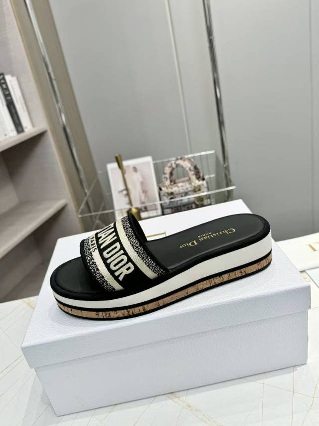 CD DWAY PLATFORM SLIDE IN BLACK AND WHITE COTTON EMBOSSED LOGO