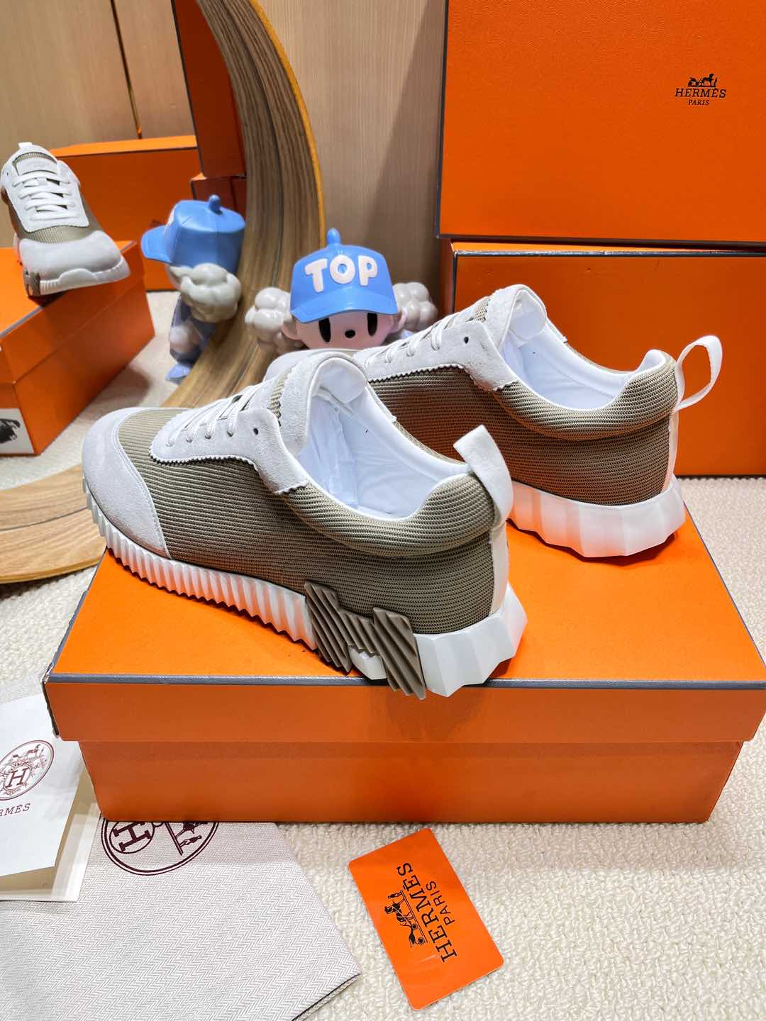 BOUNCING SNEAKER IN PALE GRAY SUEDE AND WOOD BROWN KNIT