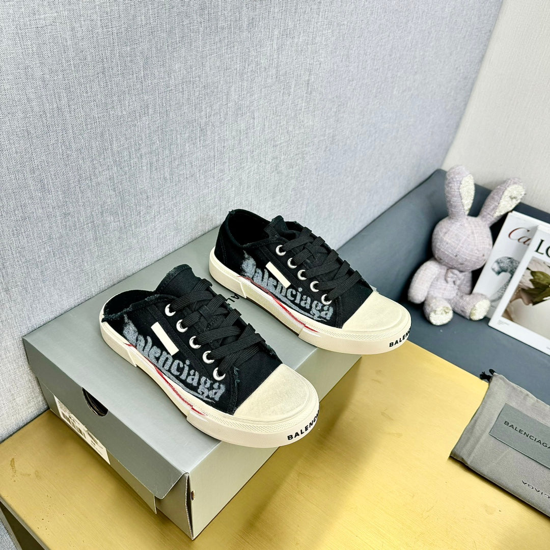 SNEAKER MULES IN BLACK CANVAS GRAFFITI LOGO