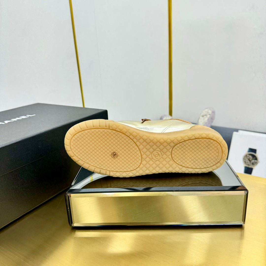 CC SNEAKER IN GOLD CALFSKIN AND SUEDE