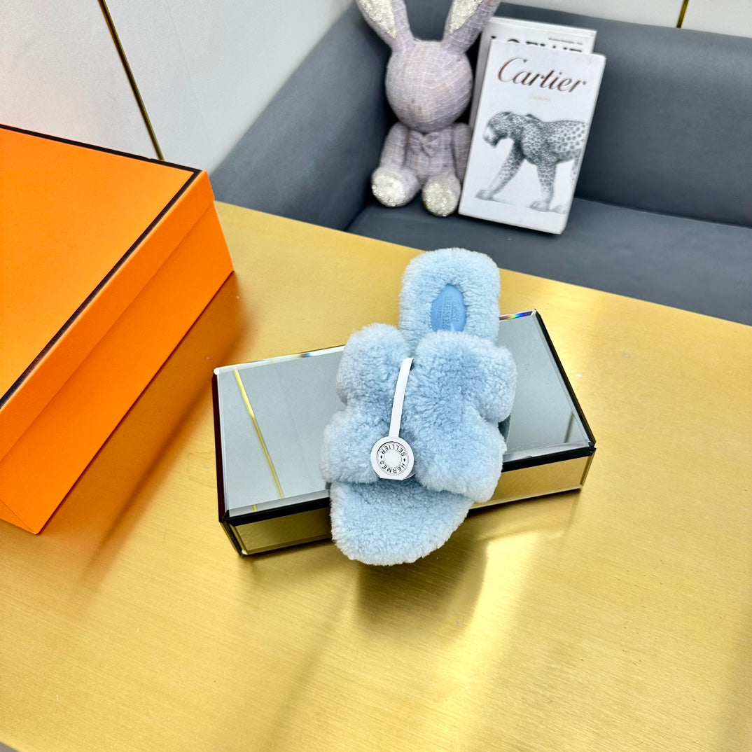 ORAN SHEARLING SANDALS POWDER BLUE