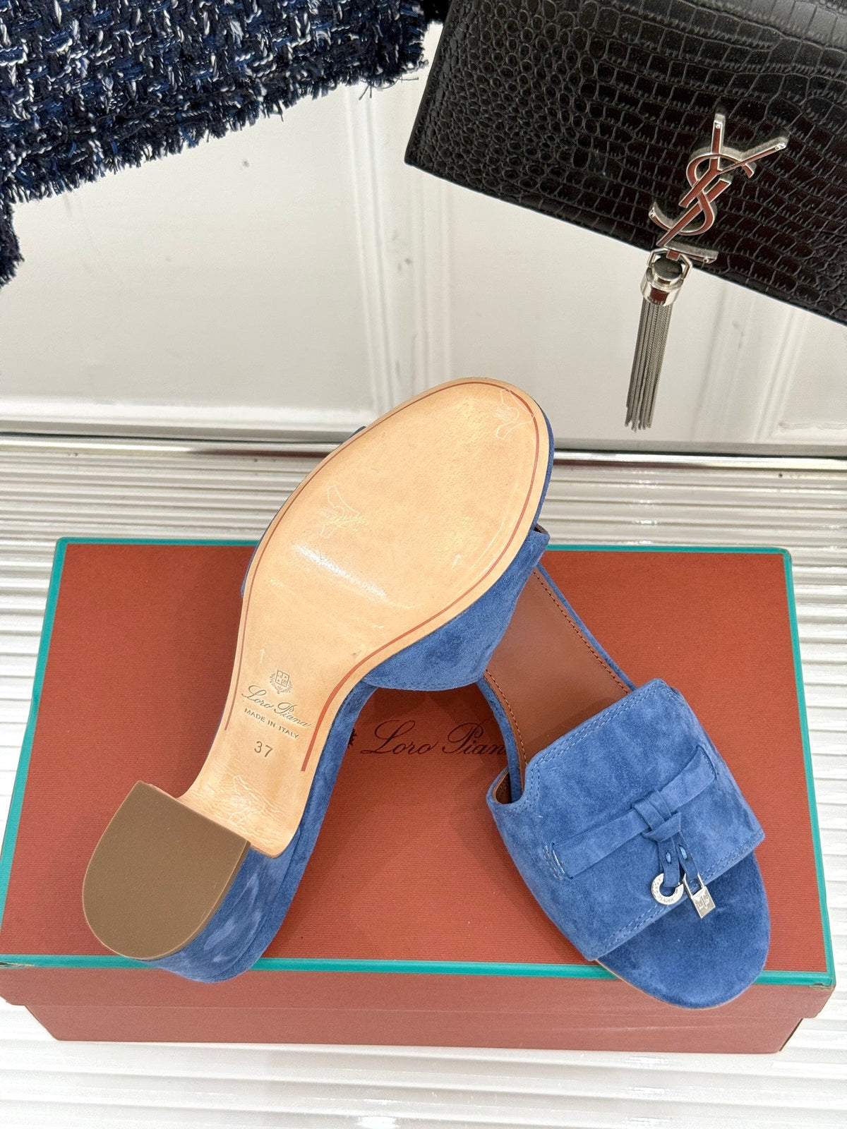 HIGH HEELS IN BLUE SUEDE AND LAMBSKIN