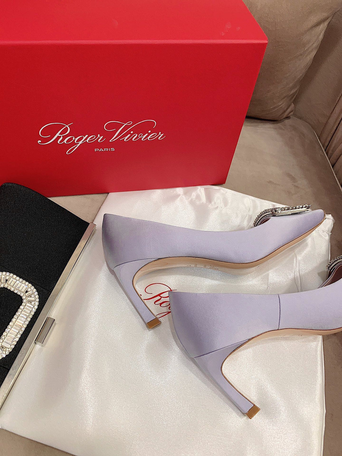 TROMPETTE PUMPS IN LIGHT PURPLE SILK CRYSTAL BUCKLE