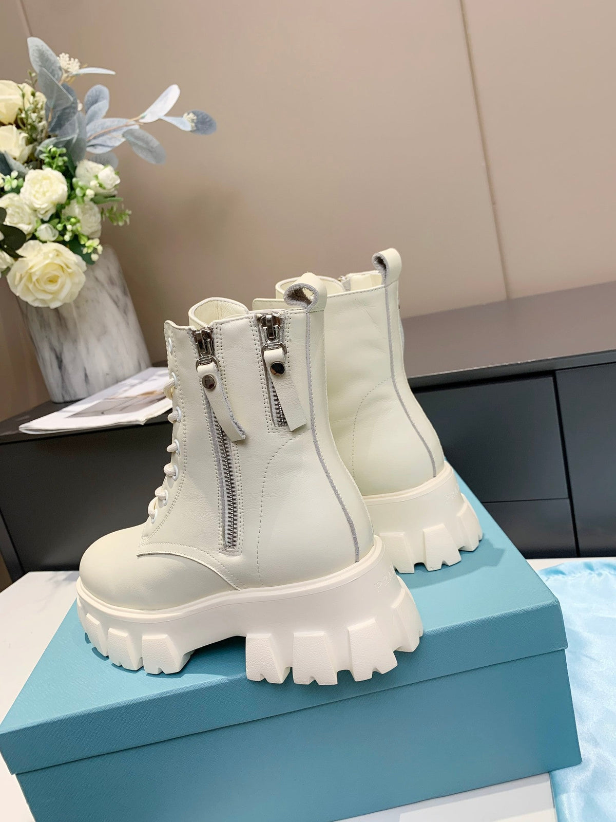 PRADA 25S SNOW BOOTS  IN WHITE CALFSKIN