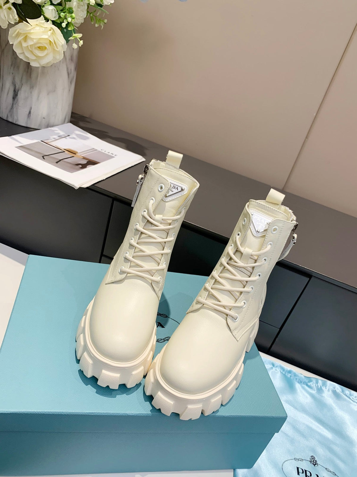PRADA 25S SNOW BOOTS  IN WHITE CALFSKIN