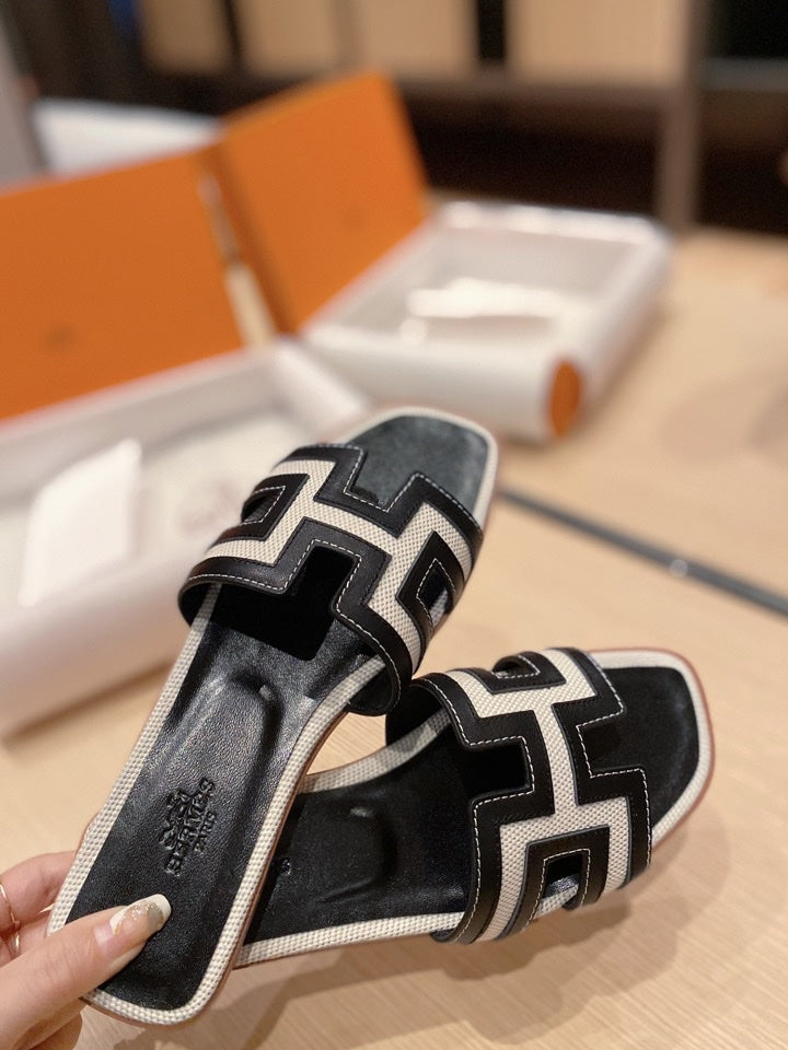 0RAN SANDALS IN BLACK CALFSKIN AND WHITE CANVAS