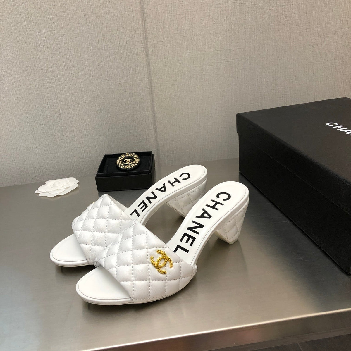 DIAMOND-QUILTED 6 CM SANDALS IN WHITE LAMBSKIN