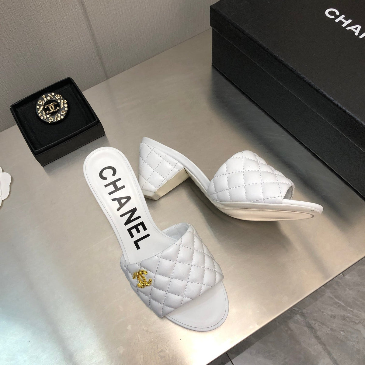 DIAMOND-QUILTED 6 CM SANDALS IN WHITE LAMBSKIN