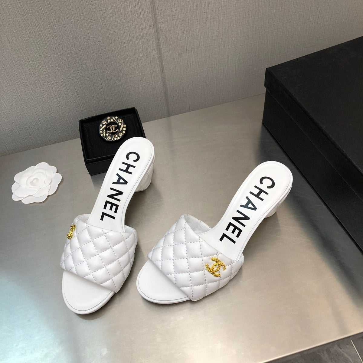DIAMOND-QUILTED 6 CM SANDALS IN WHITE LAMBSKIN