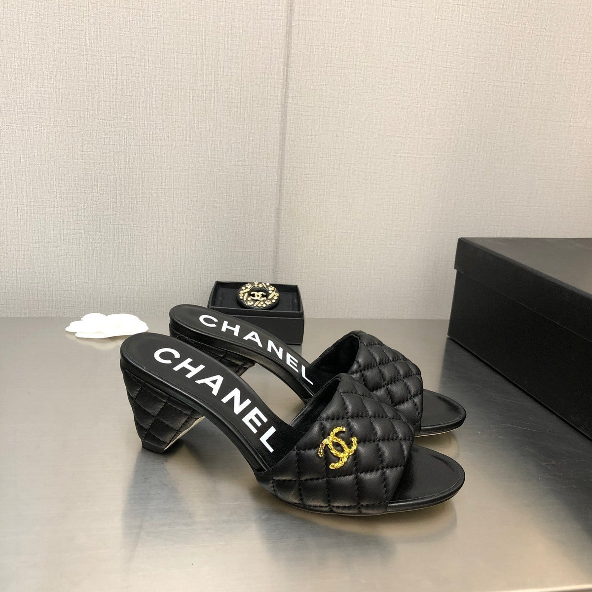 DIAMOND-QUILTED 6 CM SANDALS IN BLACK LAMBSKIN