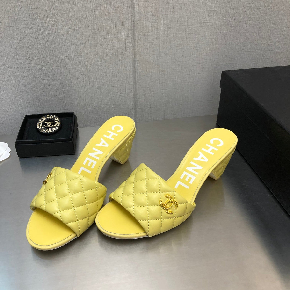DIAMOND-QUILTED 6 CM SANDALS IN BRIGHT YELLOW LAMBSKIN