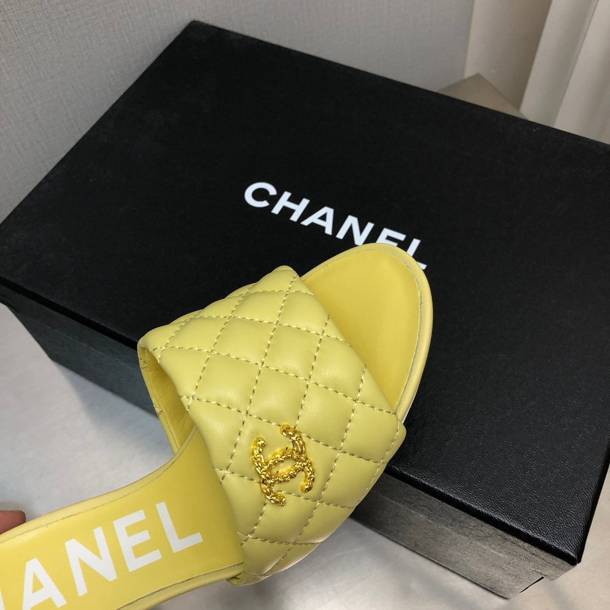 DIAMOND-QUILTED 6 CM SANDALS IN BRIGHT YELLOW LAMBSKIN