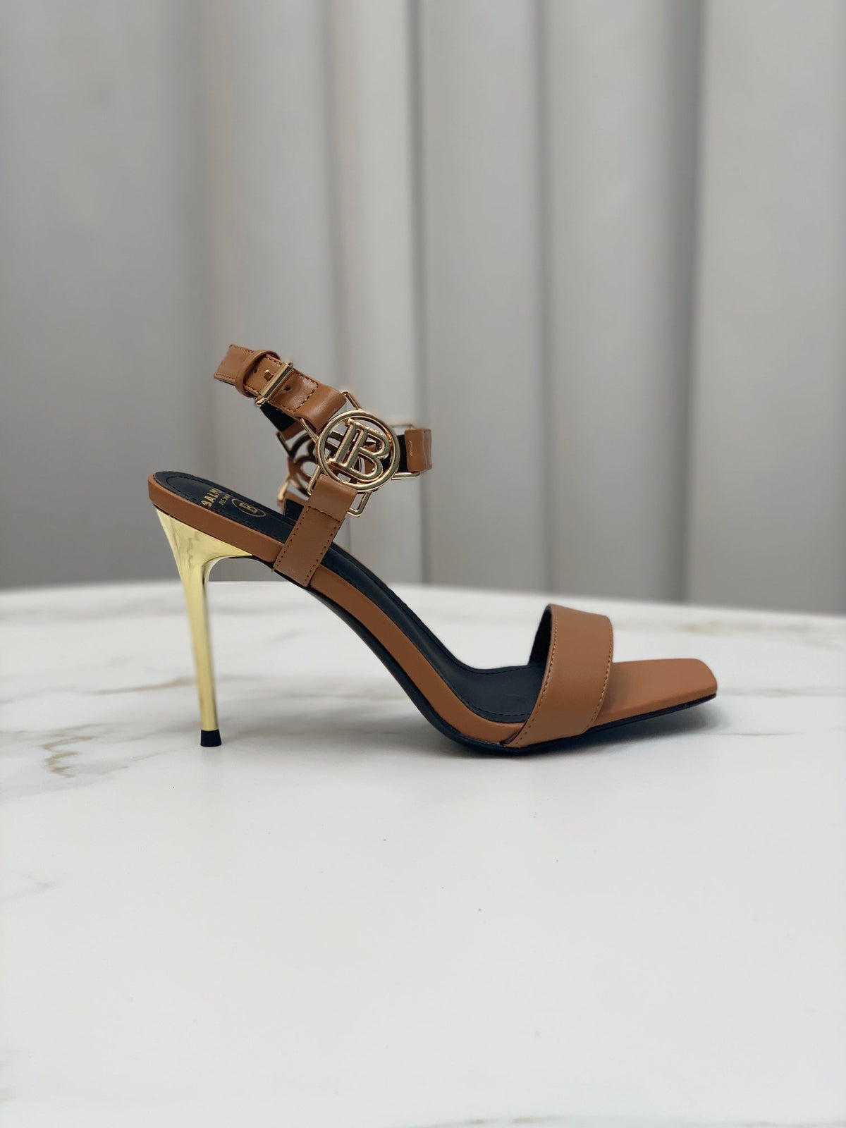 BALMAIN 25S HIGH HEELS WITH B METAL DETAIL 95MM IN CARAMEL CALFSKIN