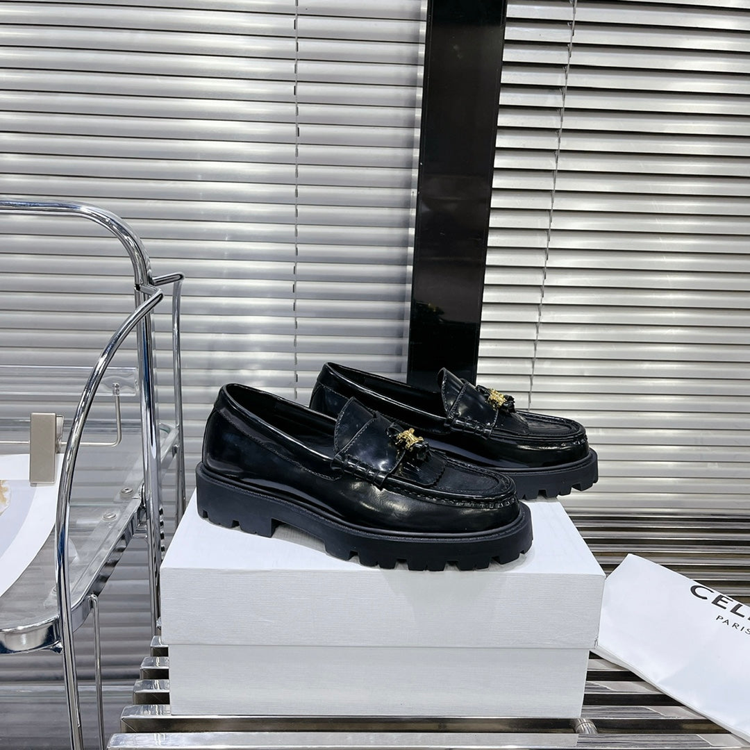 MARGARET CHUNKY LOAFER WITH FRINGES AND TRIOMPHE CHAIN IN POLISHED BULL GLOSSY BLACK