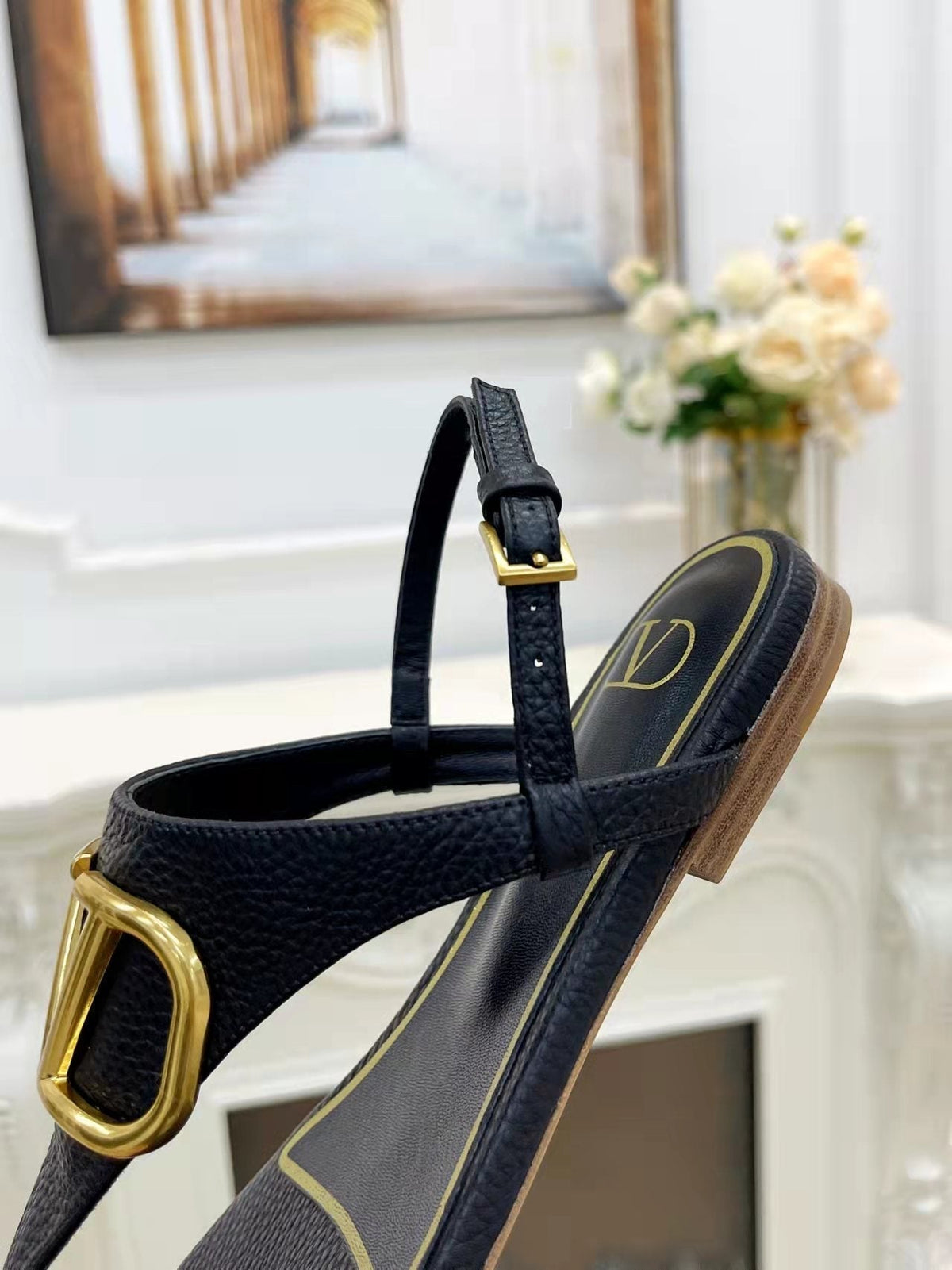 THONG SANDALS IN BLACK CALFSKIN WITH GOLD LOGO