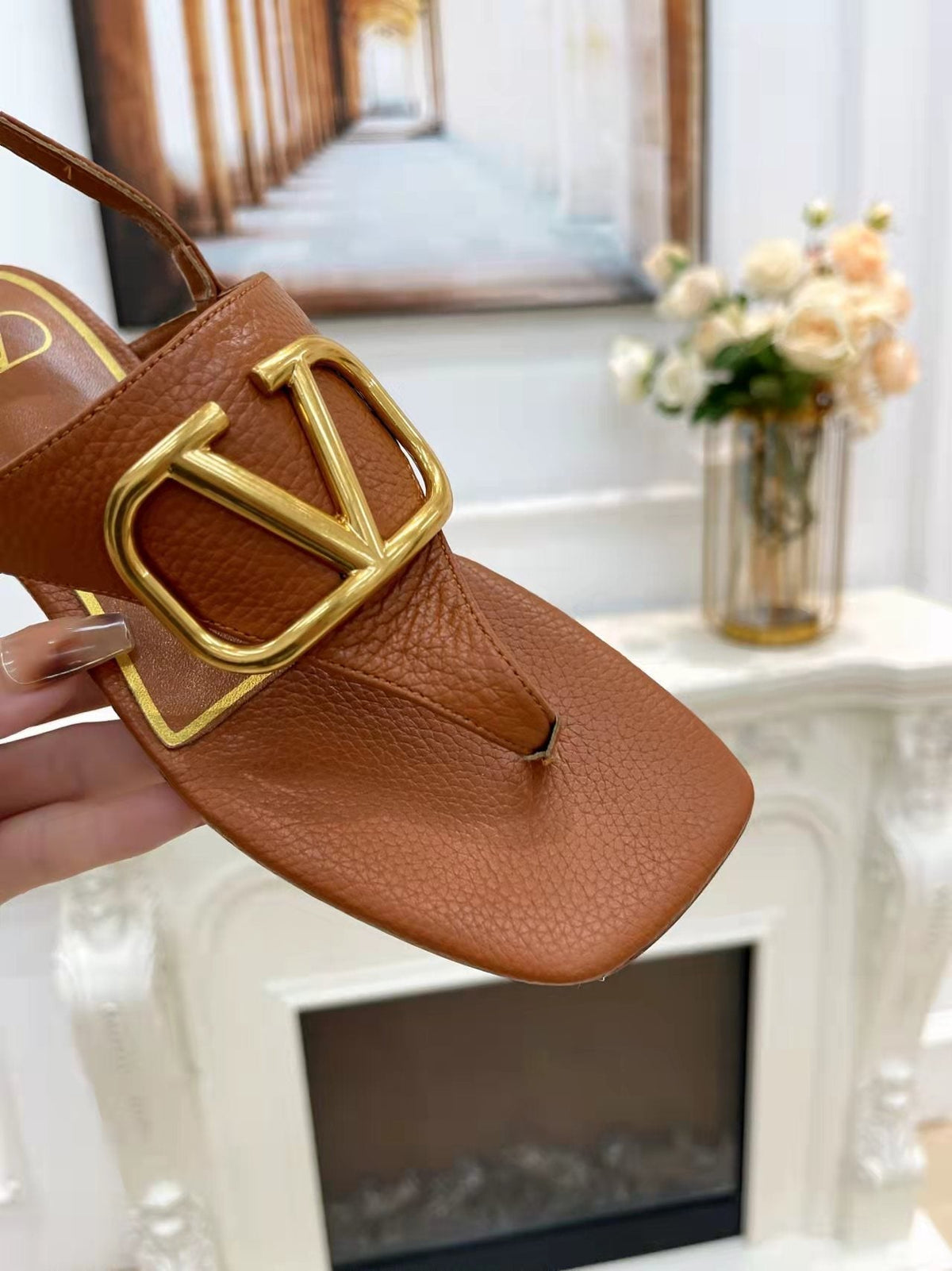 THONG SANDALS IN BRONZE BROWN CALFSKIN WITH GOLD LOGO