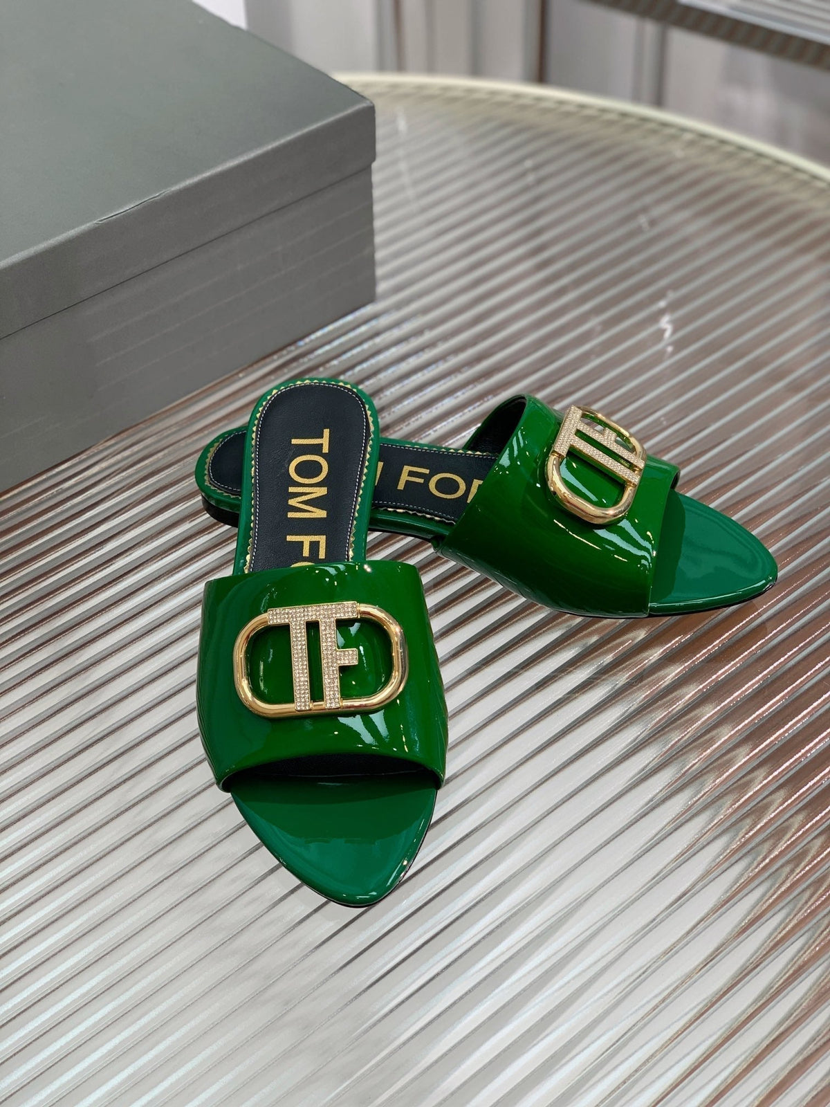 FLAT SLIDE IN PINE GREEN METALLIC CALFSKIN