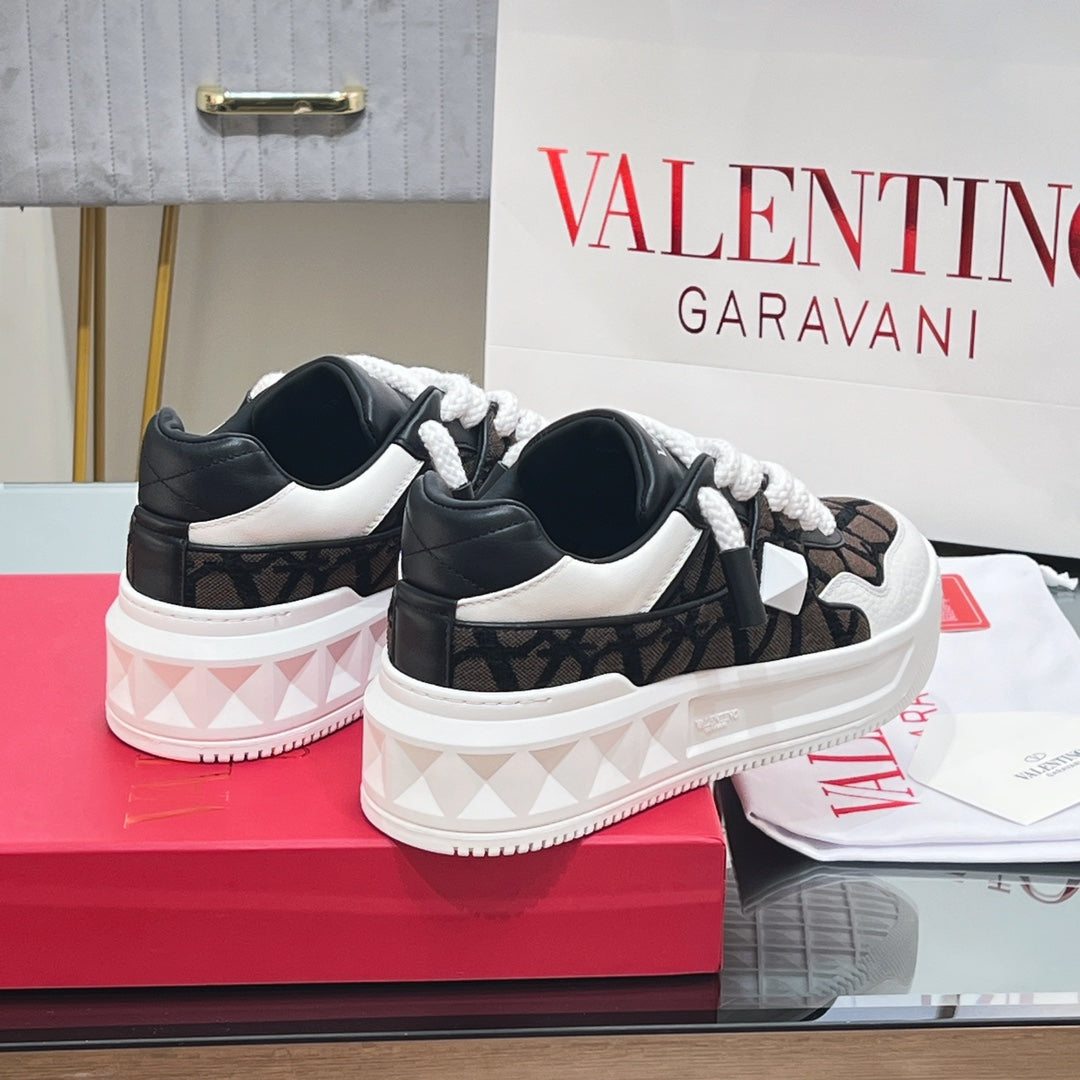 VALENTINO 25S GARAVANI ONE STUD XL PLATFORM SNEAKERS IN WHITE LAMBSKIN AND BROWN CANVAS