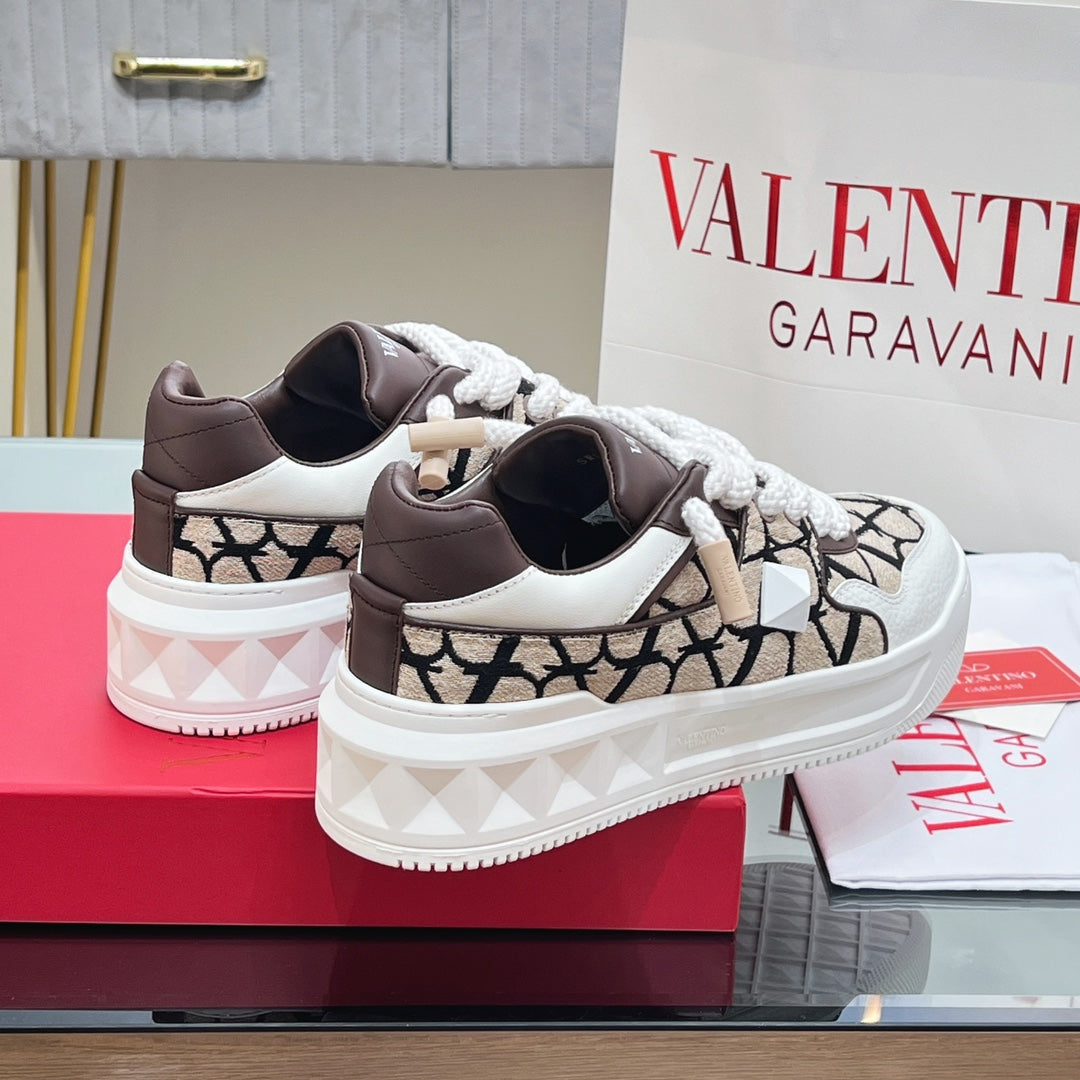 VALENTINO 25S GARAVANI ONE STUD XL PLATFORM SNEAKERS IN WHITE LAMBSKIN AND BEIGE CANVAS