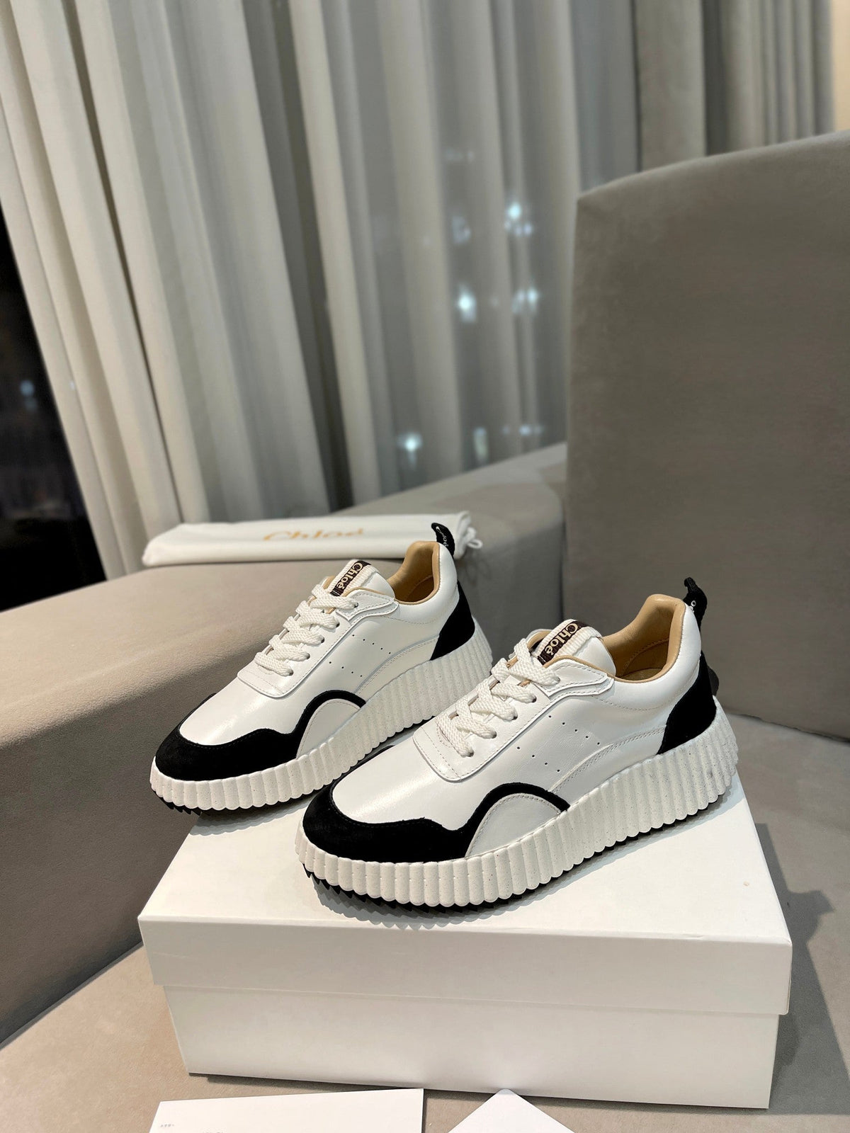 CHLOÉ NAMA SNEAKER IN WHITE LAMBSKIN AND BLACK SUEDE