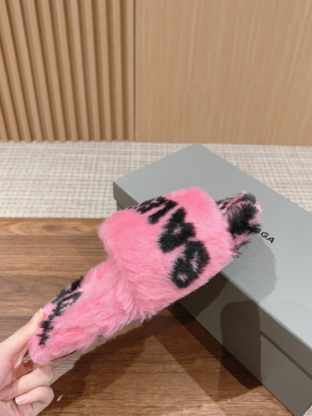 LAMB WOOL SLIPPER PINK AND BLACK
