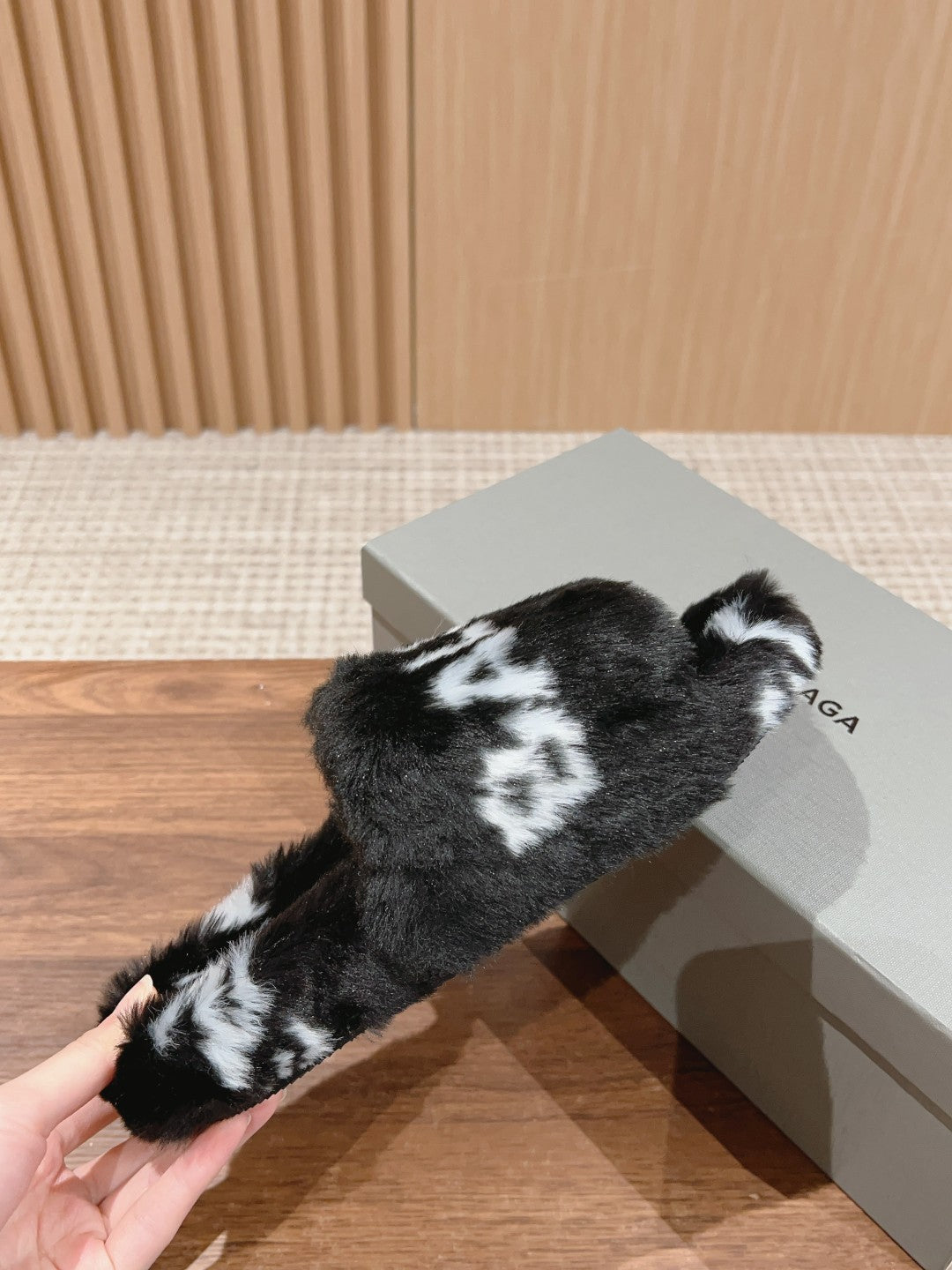LAMB WOOL SLIPPER BLACK AND WHITE