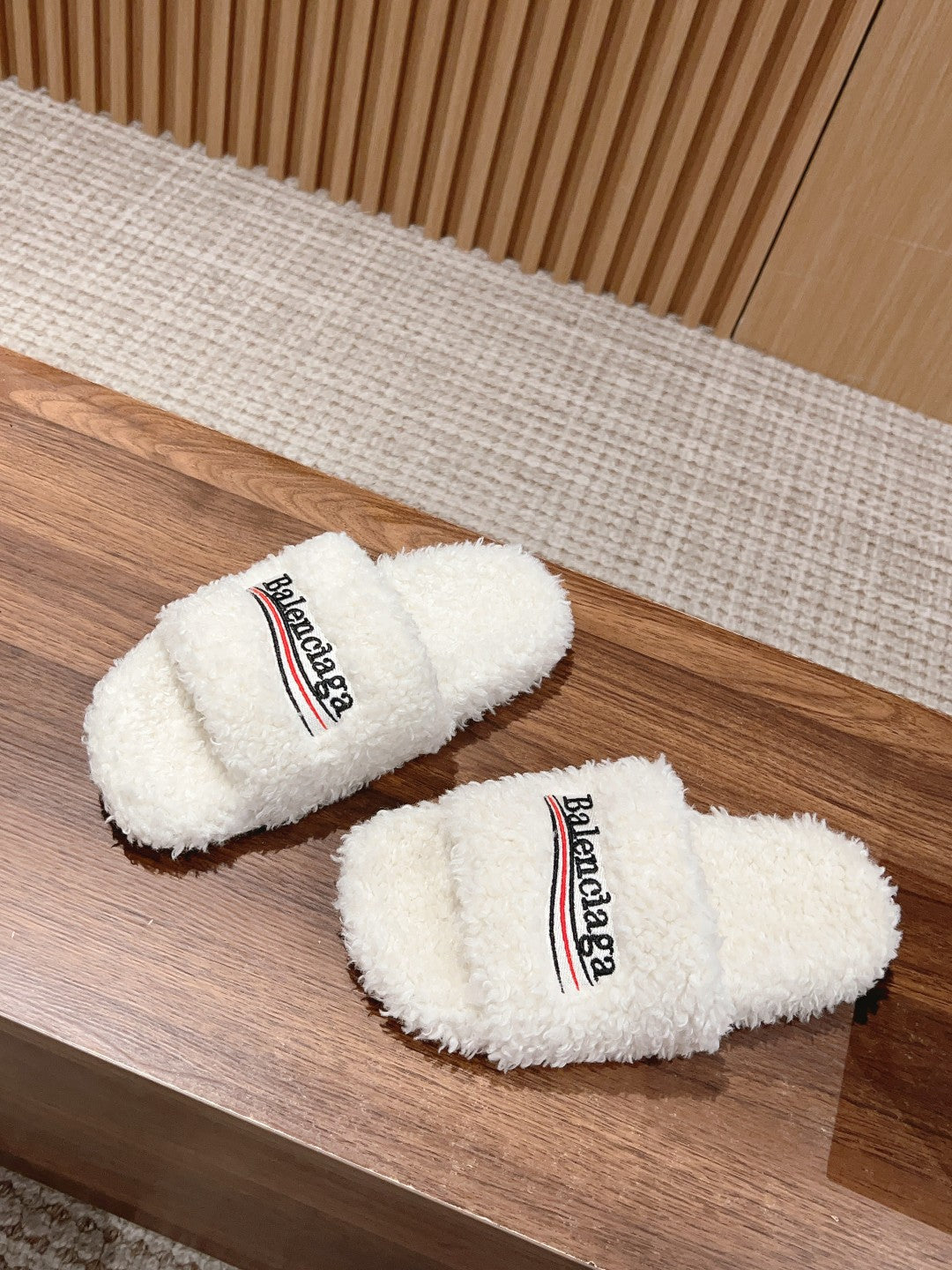 FURRY SLIDES IN WHITE CURLY SHEARLING
