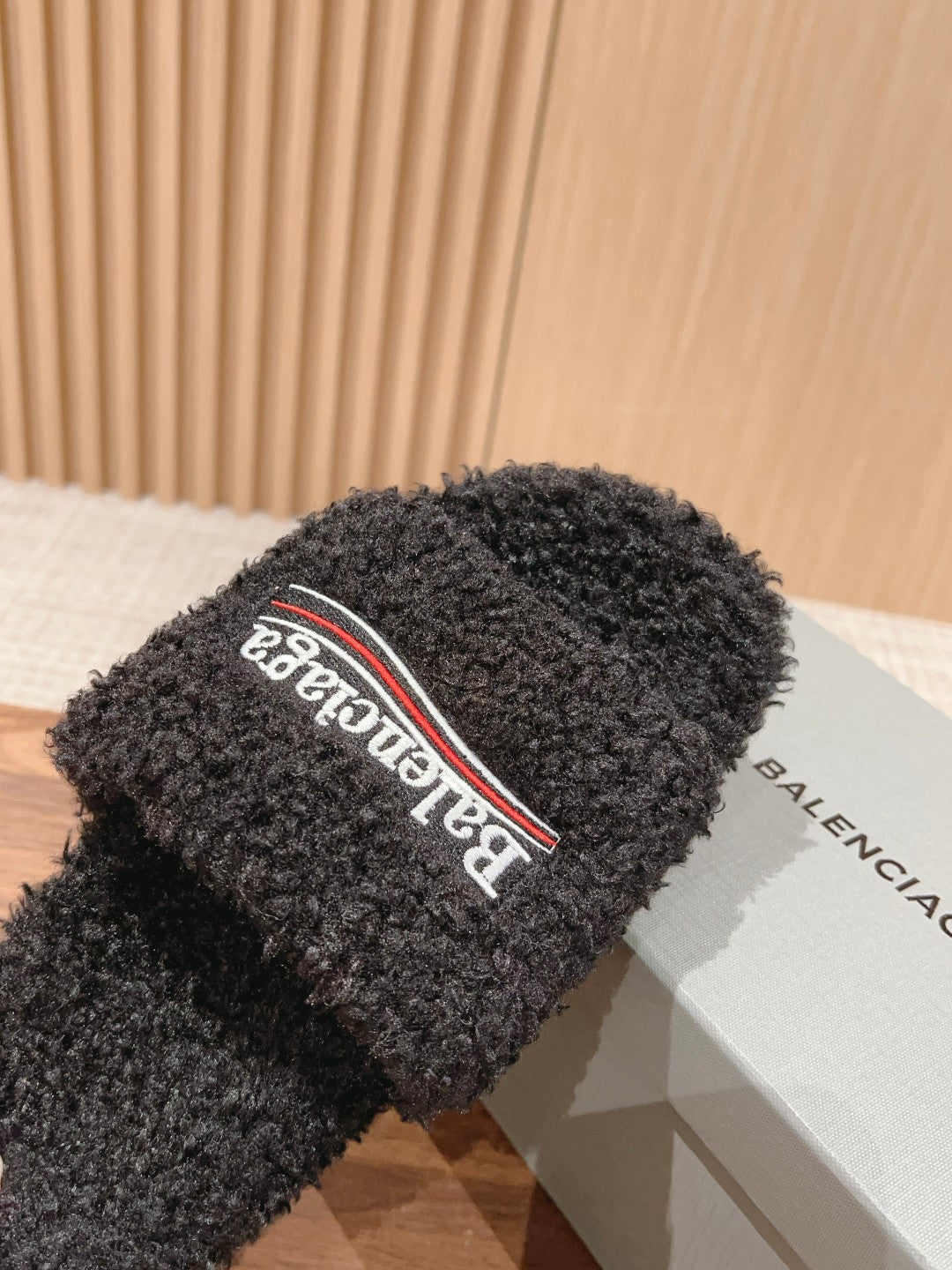 FURRY SLIDES IN BLACK CURLY SHEARLING