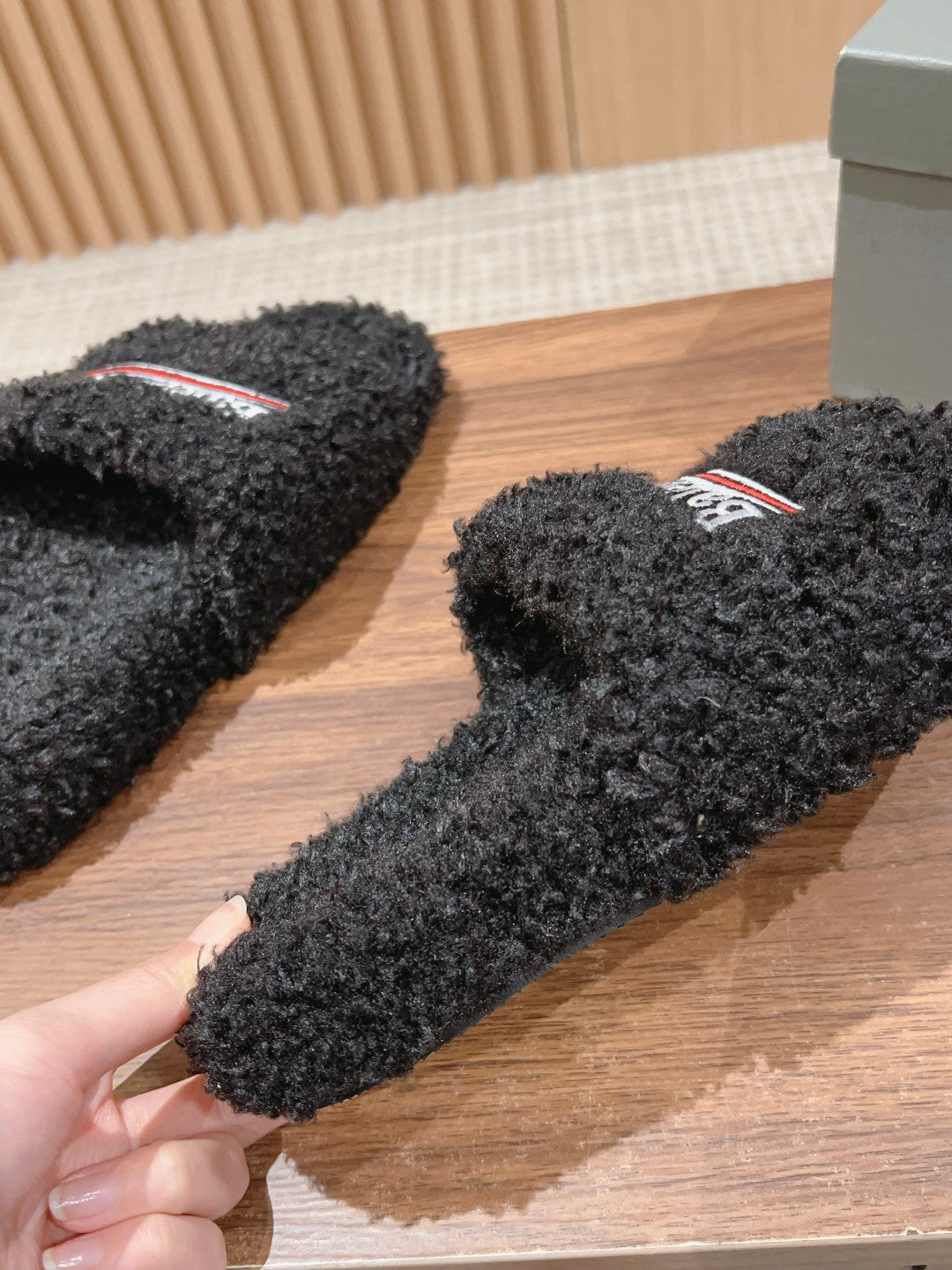 FURRY SLIDES IN BLACK CURLY SHEARLING