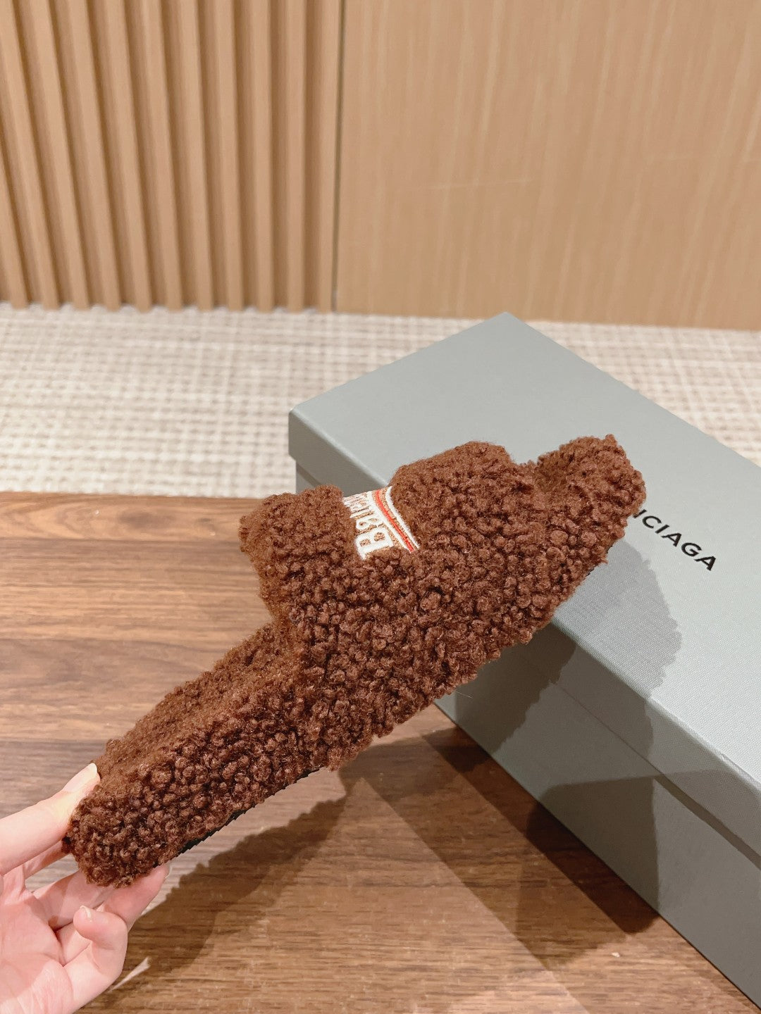 FURRY SLIDES IN BROWN CURLY SHEARLING