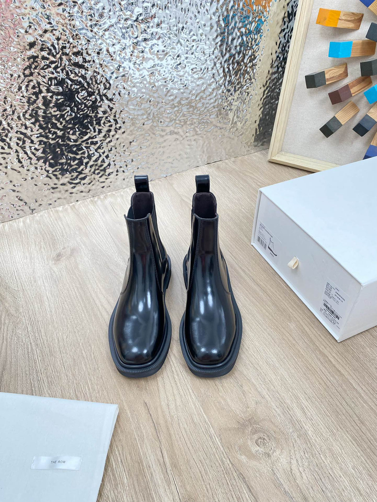 ANKLE BOOTS IN BLACK PATENT CALFSKIN
