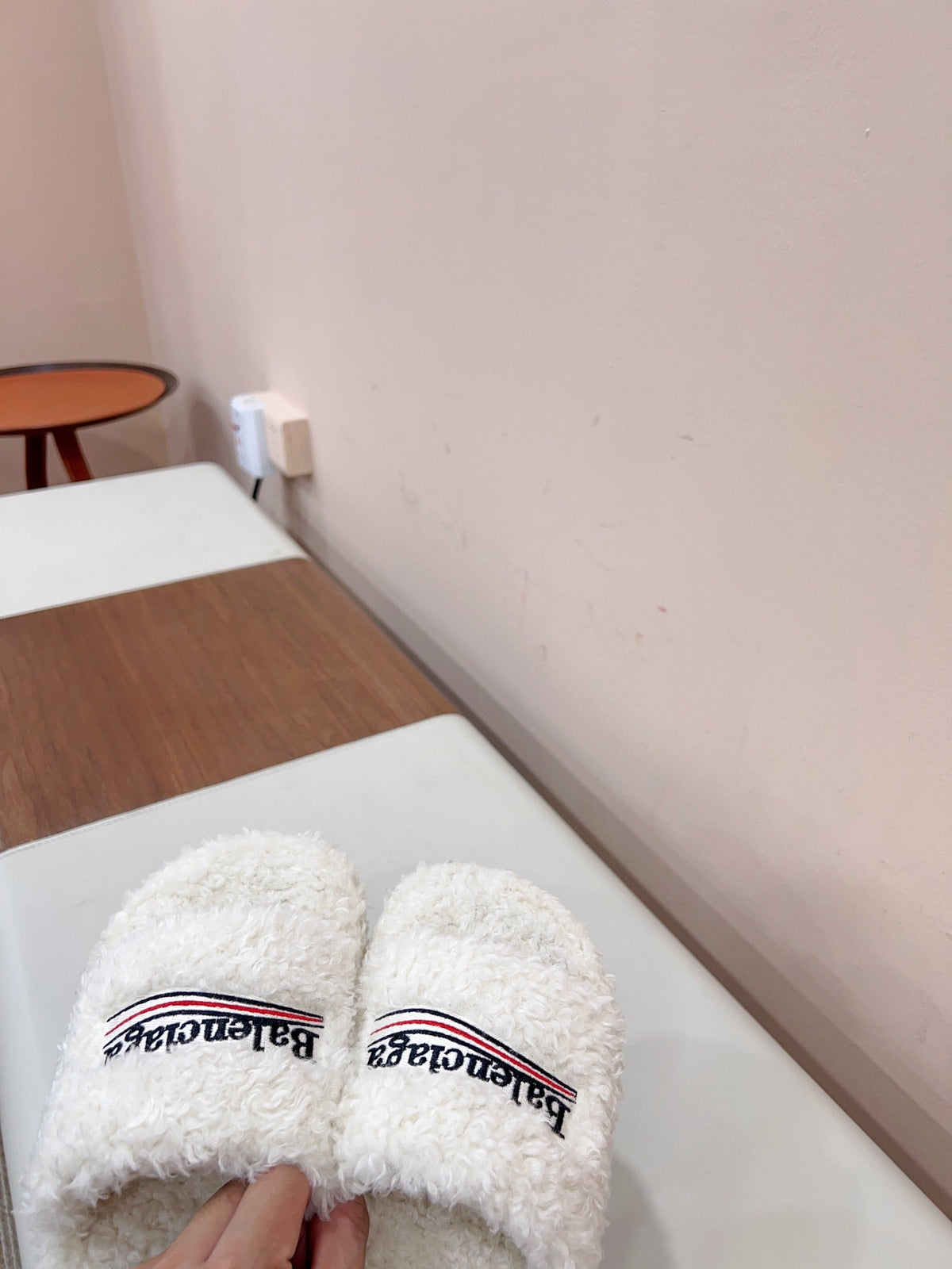 THICK-SOLED SLIPPERS IN WHITE WOOL