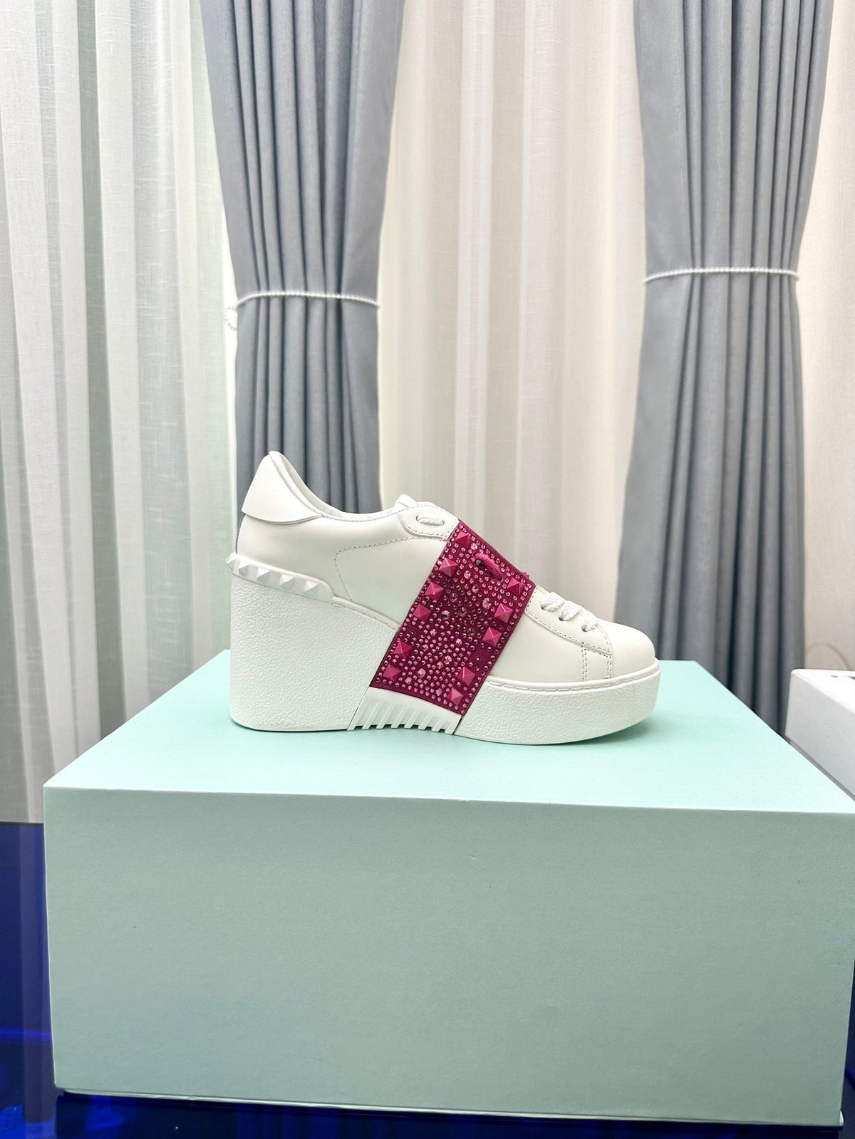 FLATFORM ROCKSTUD UNTITLED SNEAKER IN WHITE MIX MAGENTA PURPLE CALFSKIN WITH RHINSTONES