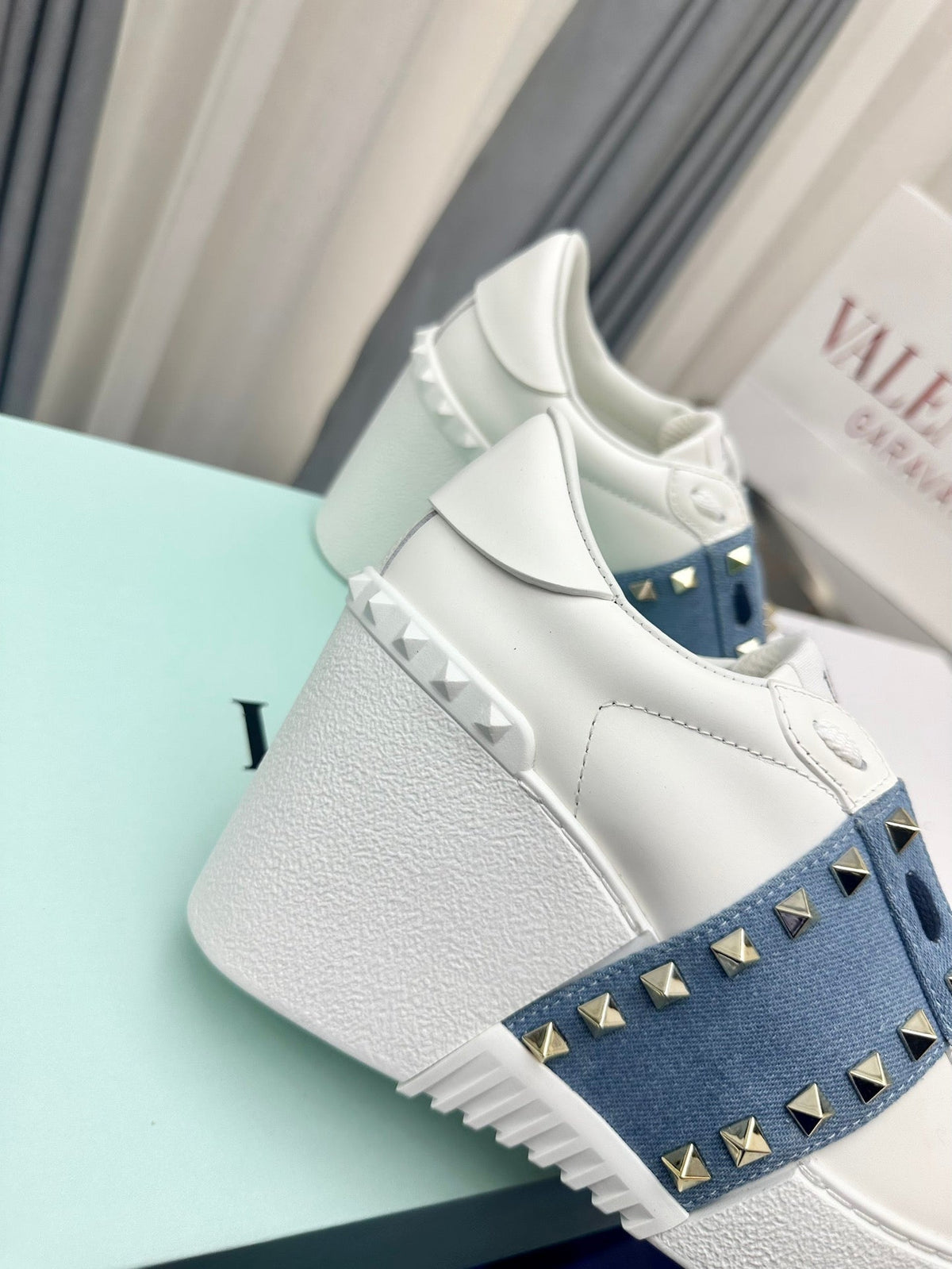 FLATFORM ROCKSTUD UNTITLED SNEAKER IN WHITE CALFSKIN MIX AEGEAN BLUE FABRIC