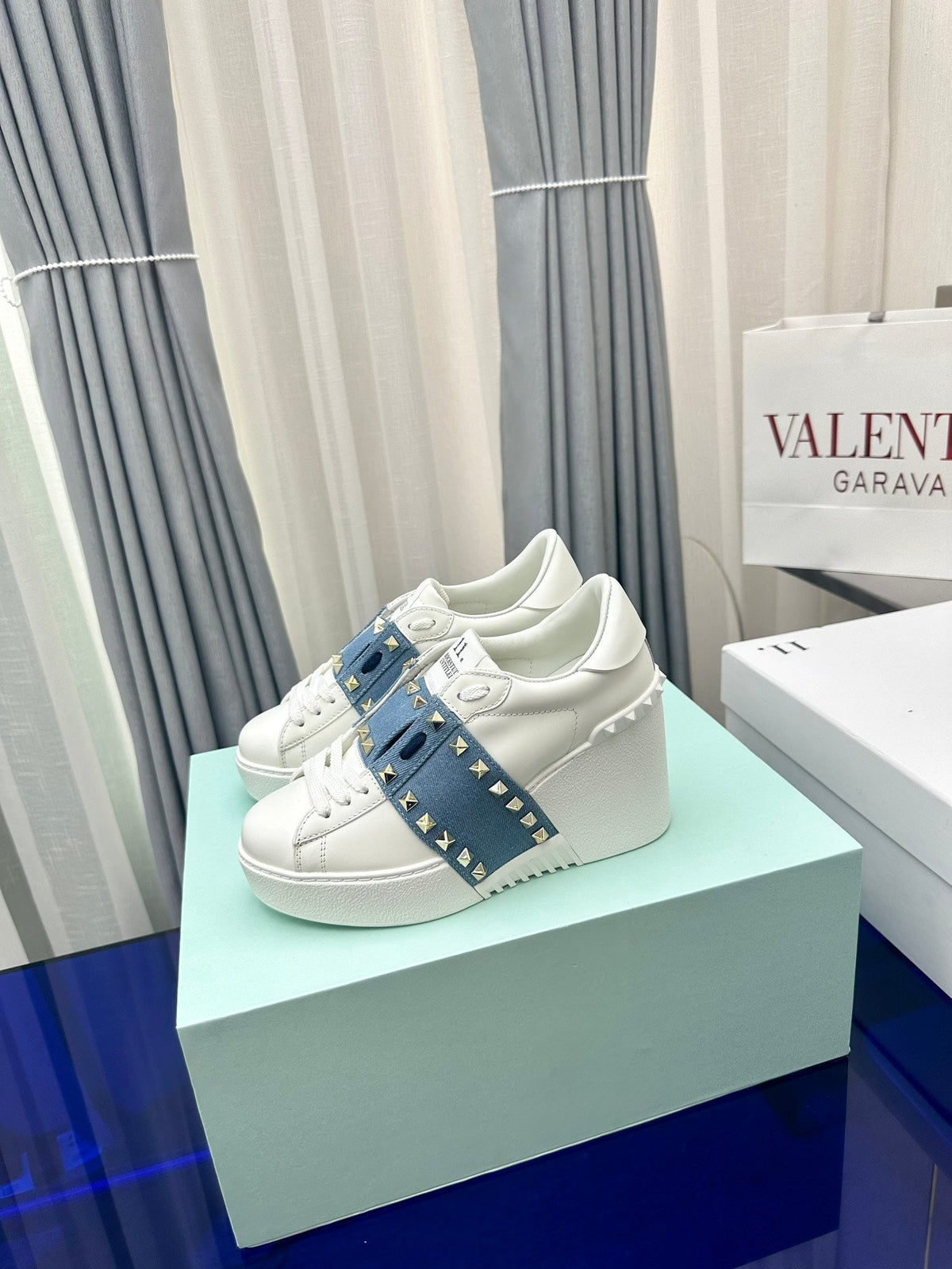 FLATFORM ROCKSTUD UNTITLED SNEAKER IN WHITE CALFSKIN MIX AEGEAN BLUE FABRIC