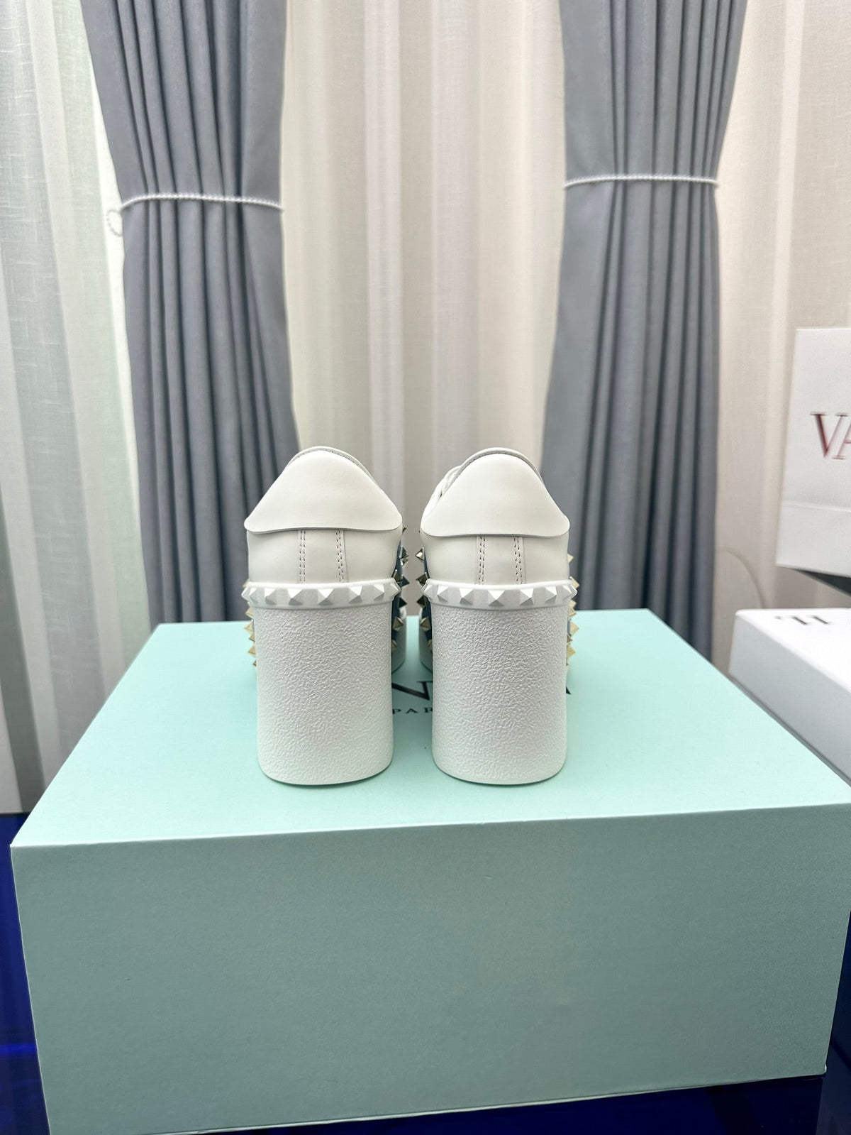 FLATFORM ROCKSTUD UNTITLED SNEAKER IN WHITE CALFSKIN MIX AEGEAN BLUE FABRIC