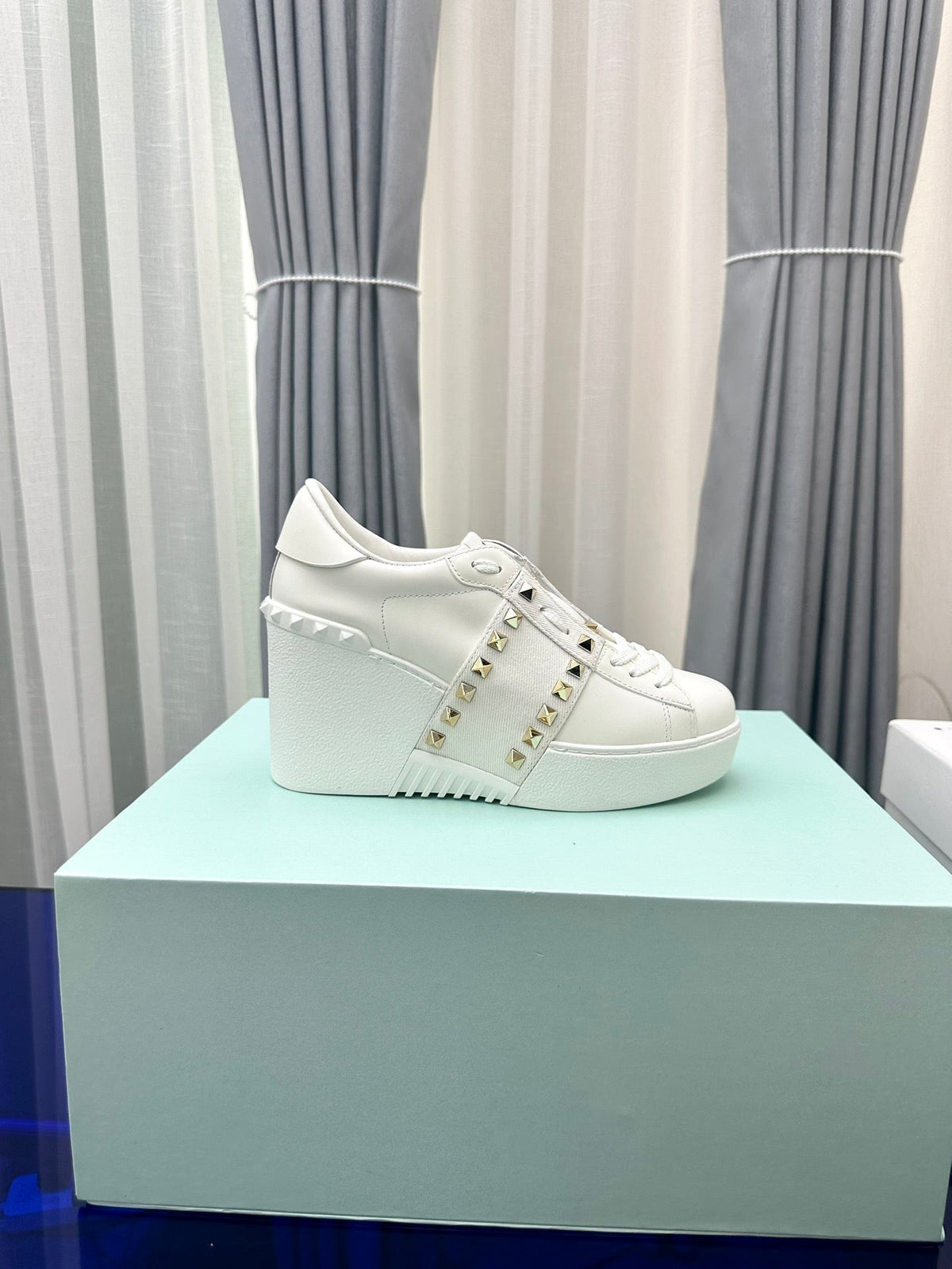 FLATFORM ROCKSTUD UNTITLED SNEAKER IN WHITE CALFSKIN