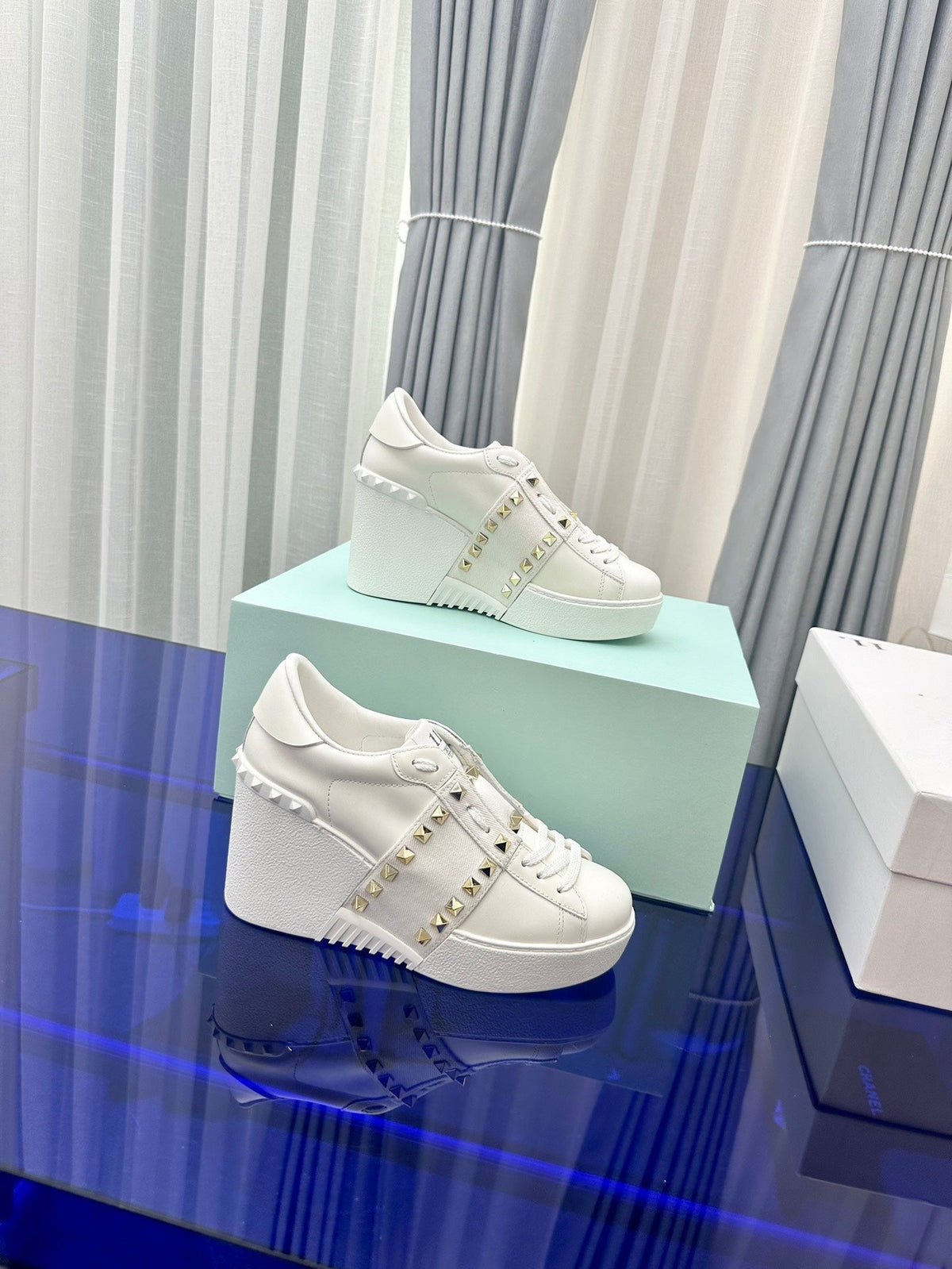 FLATFORM ROCKSTUD UNTITLED SNEAKER IN WHITE CALFSKIN