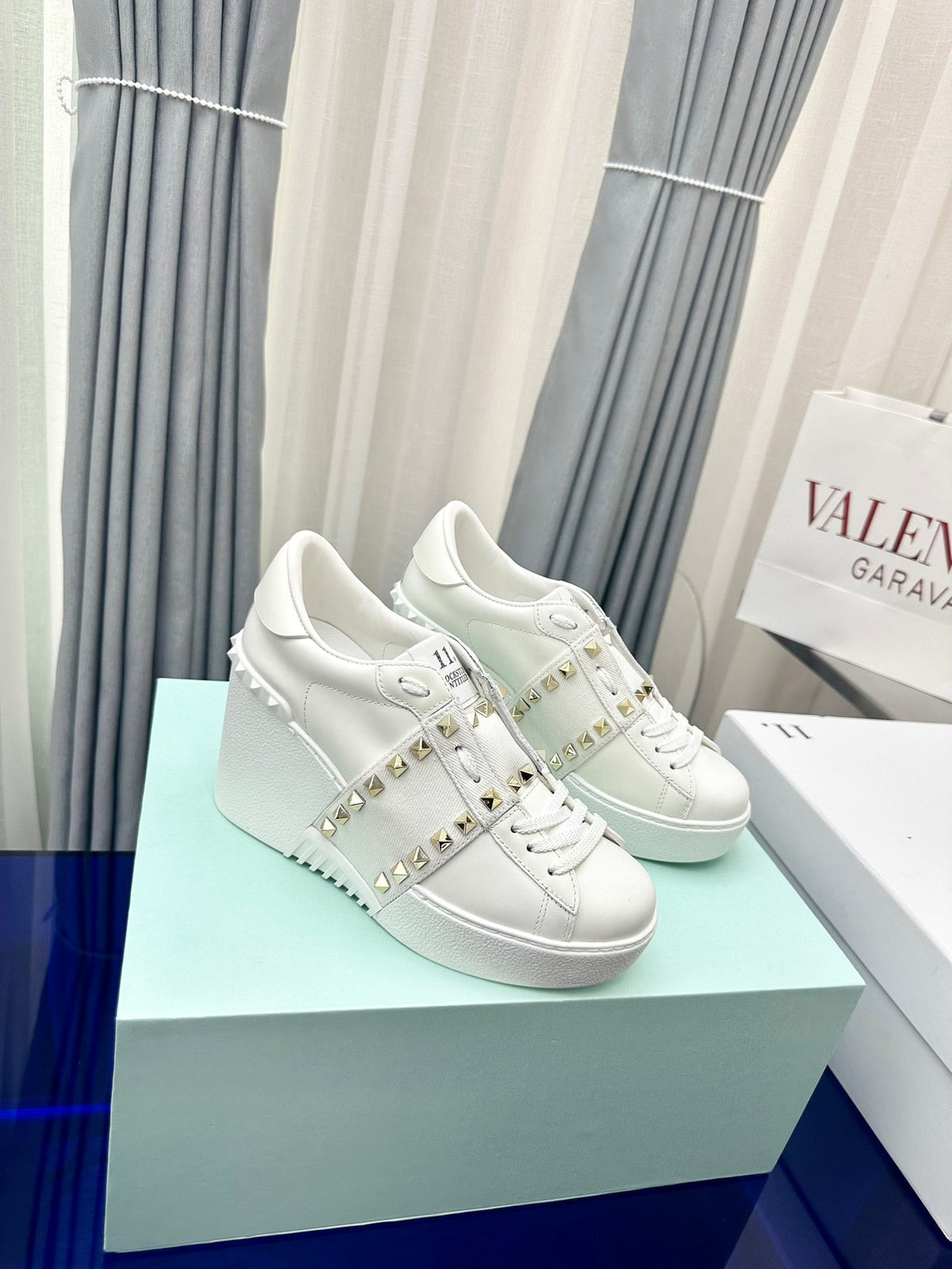 FLATFORM ROCKSTUD UNTITLED SNEAKER IN WHITE CALFSKIN